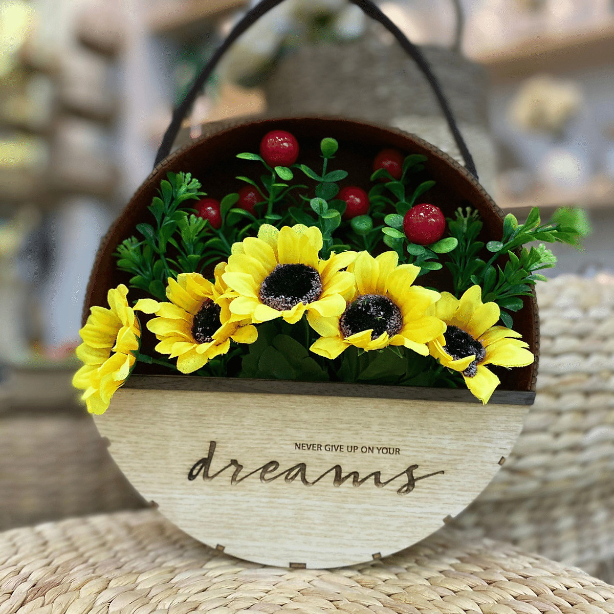Giỏ Hoa Treo Tường, Hoa Giả Trang Trí Nhà Có Khắc Chữ Dream, Dùng Để Trang Trí Theo Phong Cách Châu Âu Hiện Đại, Sản Phẩm Như Hình, Hoa Đã Cắm Sẵn Vào Giỏ - Hoa Cẩm Chướng Màu Cam