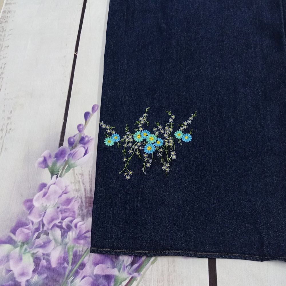 Váy Chống Nắng Loại Tốt Cho Nữ Chất Liệu Jeans Dày Dặn, Mềm Mại & Rất Thoáng Mát Có Thêu Họa Tiết Hoa Thạch Thảo Cùng Dàn Nút Bấm Kim Loại