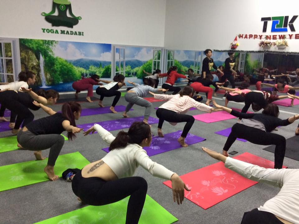 Thảm Tập Yoga, Gym Amalife 2 Lớp + Túi Đựng Thảm Tập Yoga + Dây Buộc Thảm Tập Yoga (Giao Màu Ngẫu Nhiên)