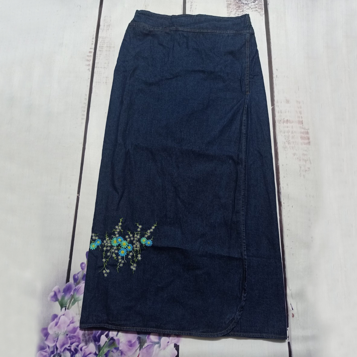 Váy Chống Nắng Xẻ Tà Cao cấp Vải Jean Cotton Mềm Mại, Dày Dặn Thêu Họa Tiết Hoa Thạch Thảo Xanh