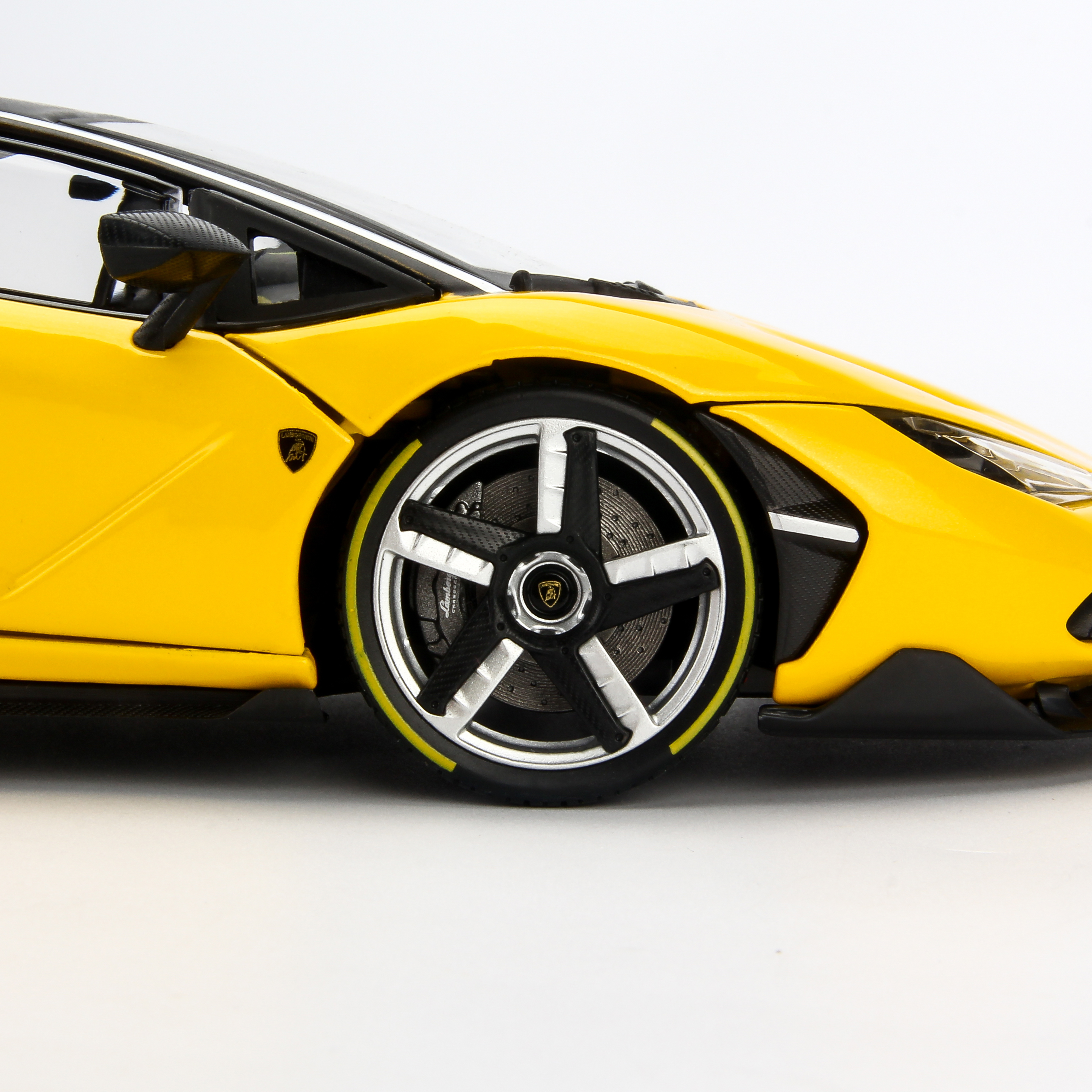 Mô Hình Xe Lamborghini Centenario Yellow 1:18 Exclusive Maisto MH-38136