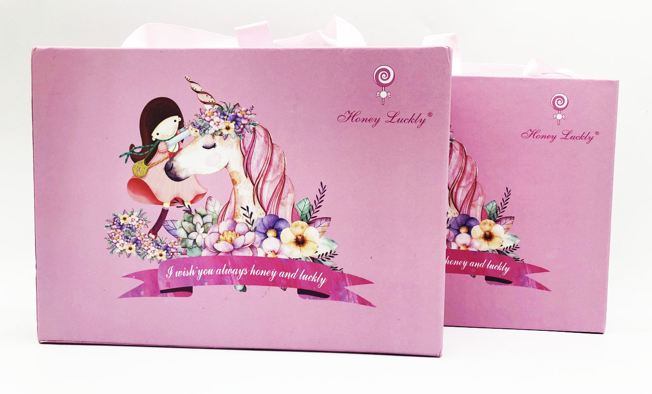 Hộp kẹp tóc 24 chi tiết , màu hồng, loại có kẹp thỏ hồng, bươm bướm... vỏ túi sách hình cô gái và chú ngựa màu hồng. Sản phẩm siêu đẹp. Thích hợp làm quà tặng cho bé gái.