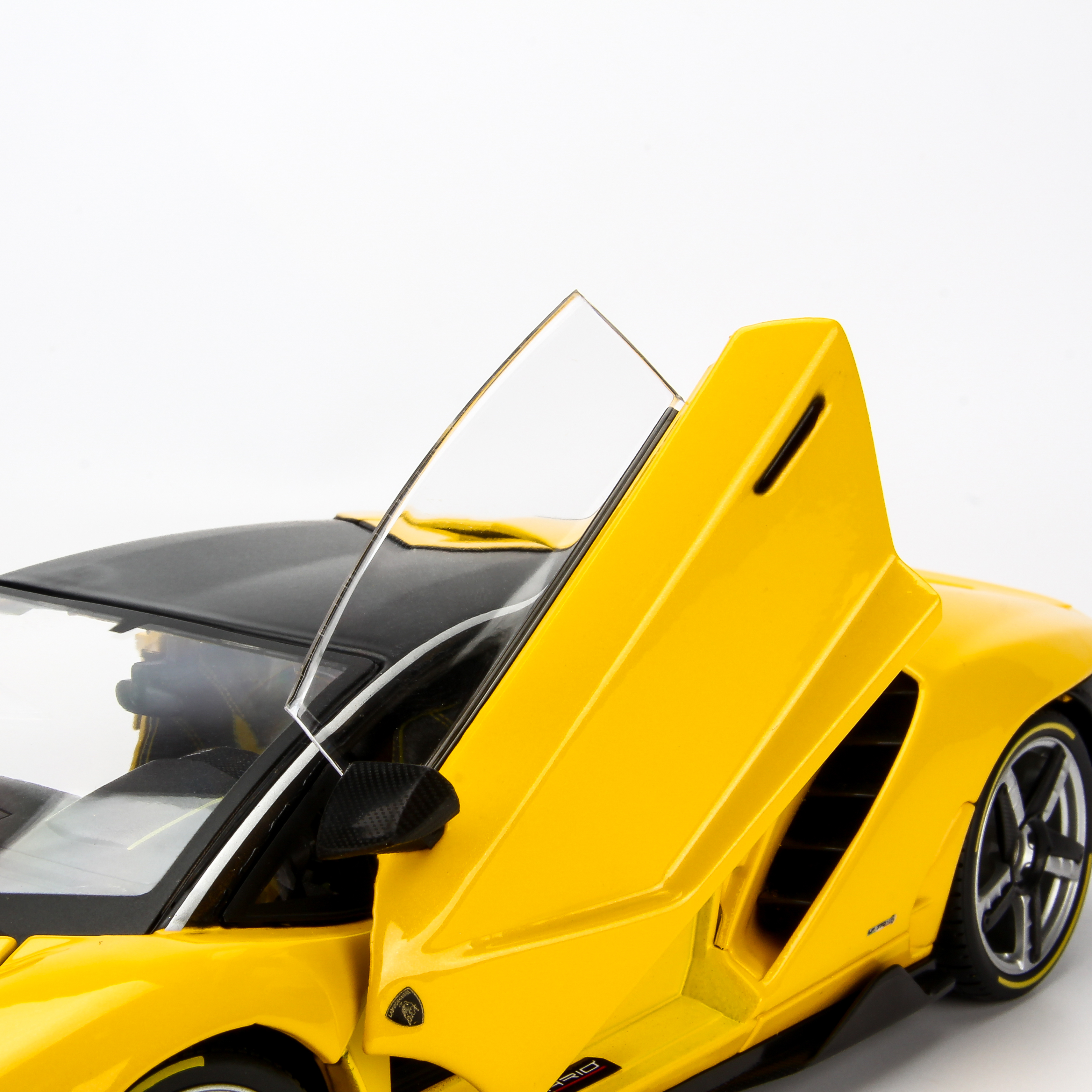 Mô Hình Xe Lamborghini Centenario Yellow 1:18 Exclusive Maisto MH-38136