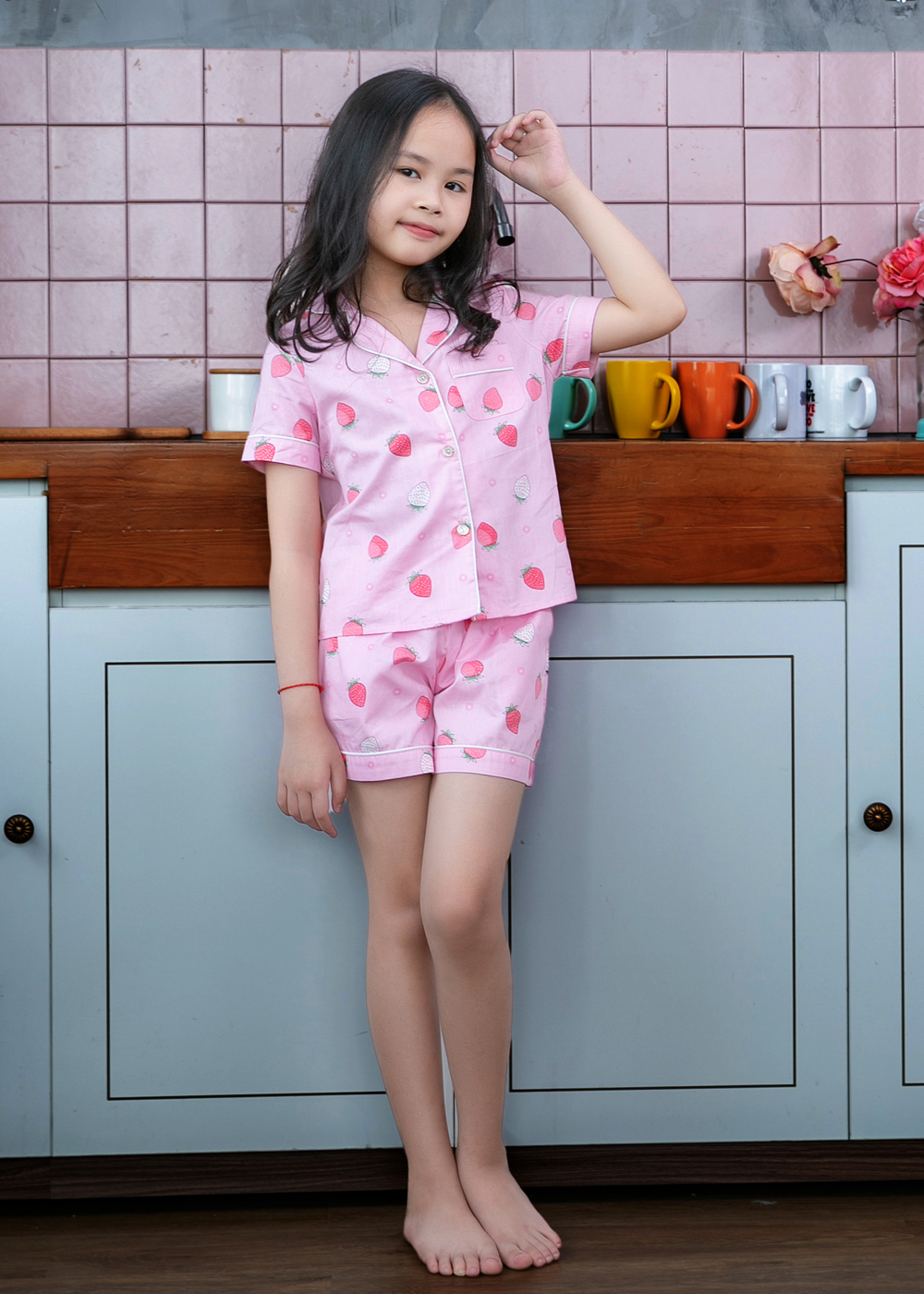 Bộ đồ ngủ Pijama bé gái màu hồng họa tiết quả dâu đỏ