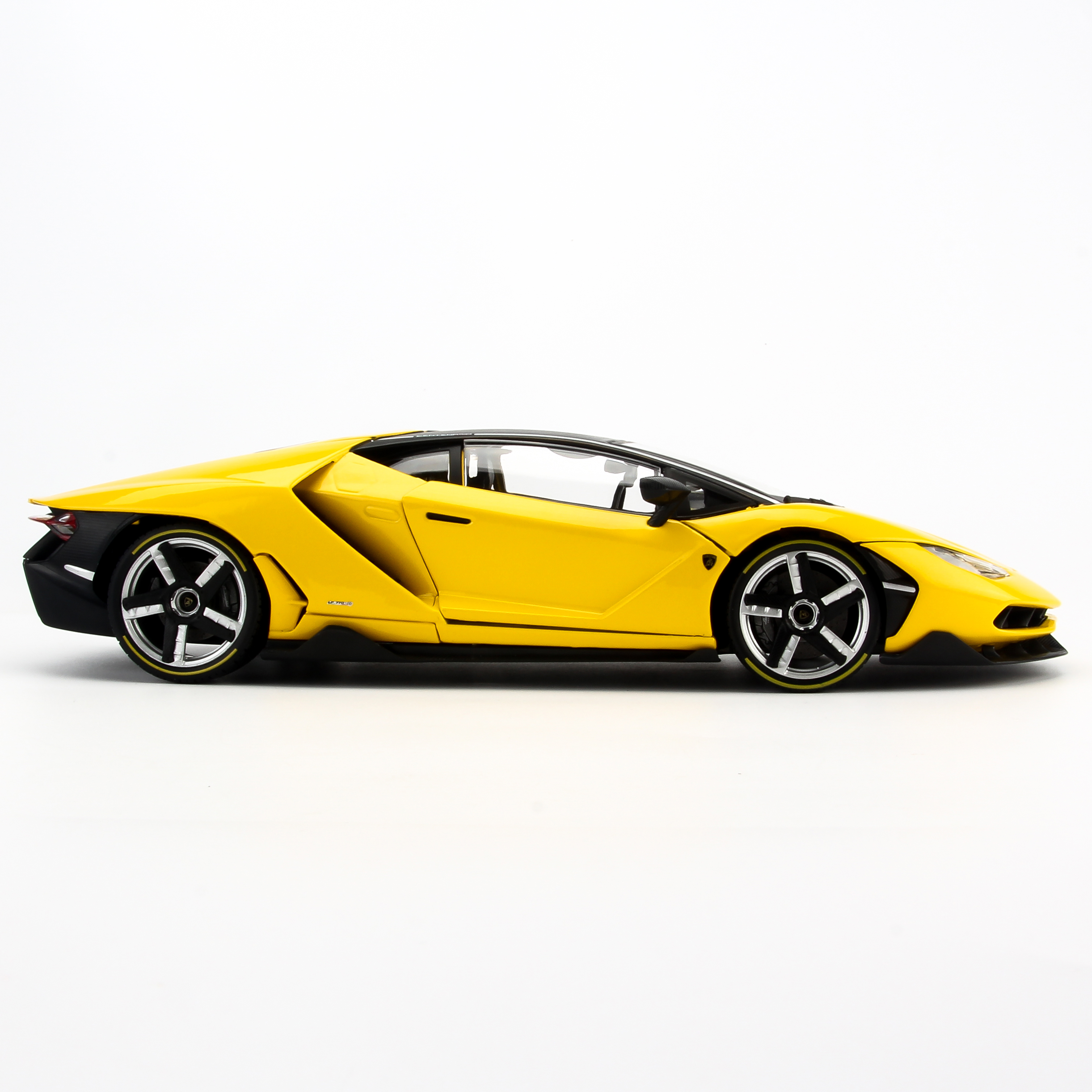 Mô Hình Xe Lamborghini Centenario Yellow 1:18 Exclusive Maisto MH-38136
