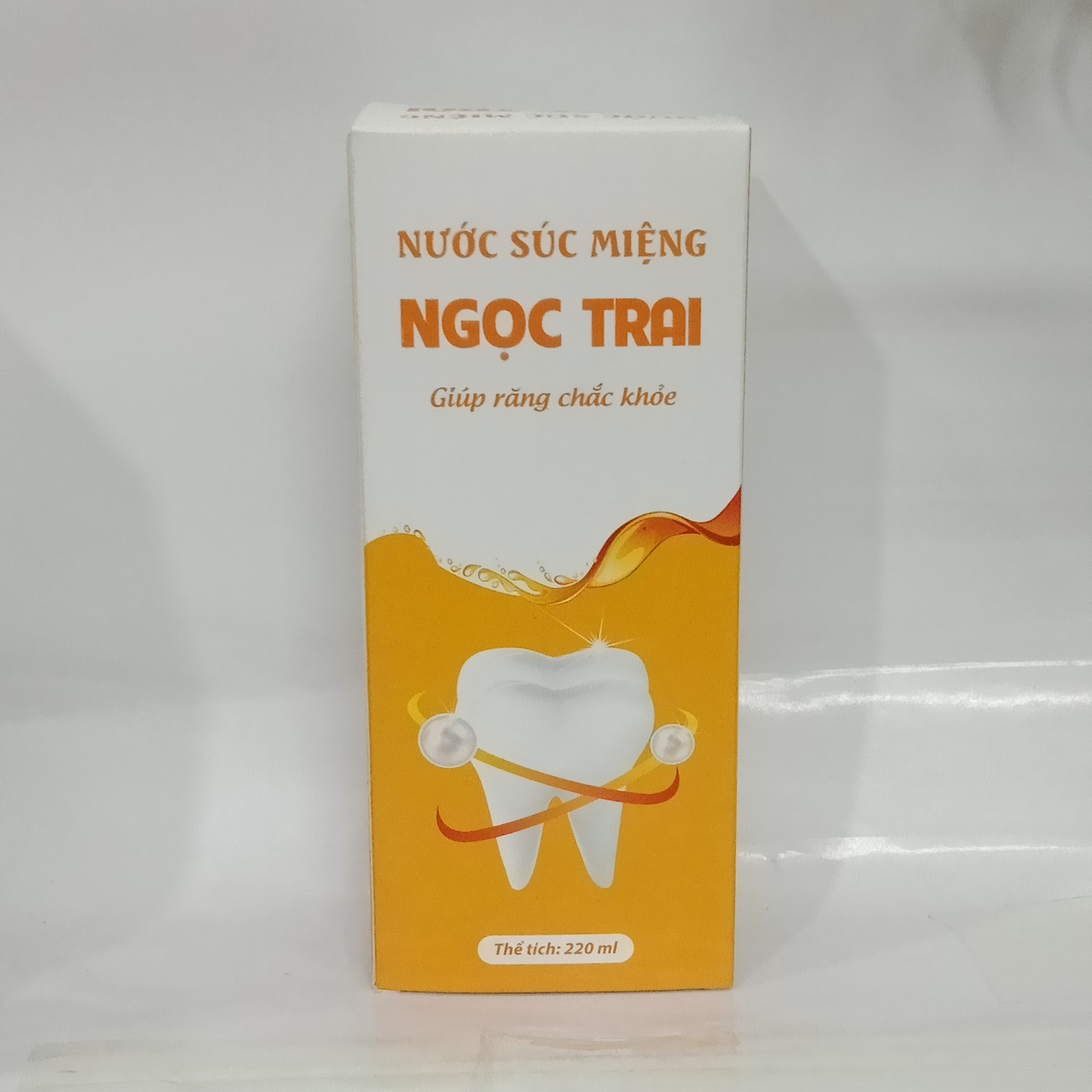 Giúp răng chắc khỏe, loại sạch mảng bám trên răng, hết hôi miệng, nhiệt miệng, viêm chân răng- NƯỚC SÚC MIỆNG NGỌC TRAI với các thành phần thảo dược tự nhiên đinh hương, cam thảo, bồ công anh, cúc hoa- Nước súc miệng dùng cho cả gia đình ( Chai 220ml)