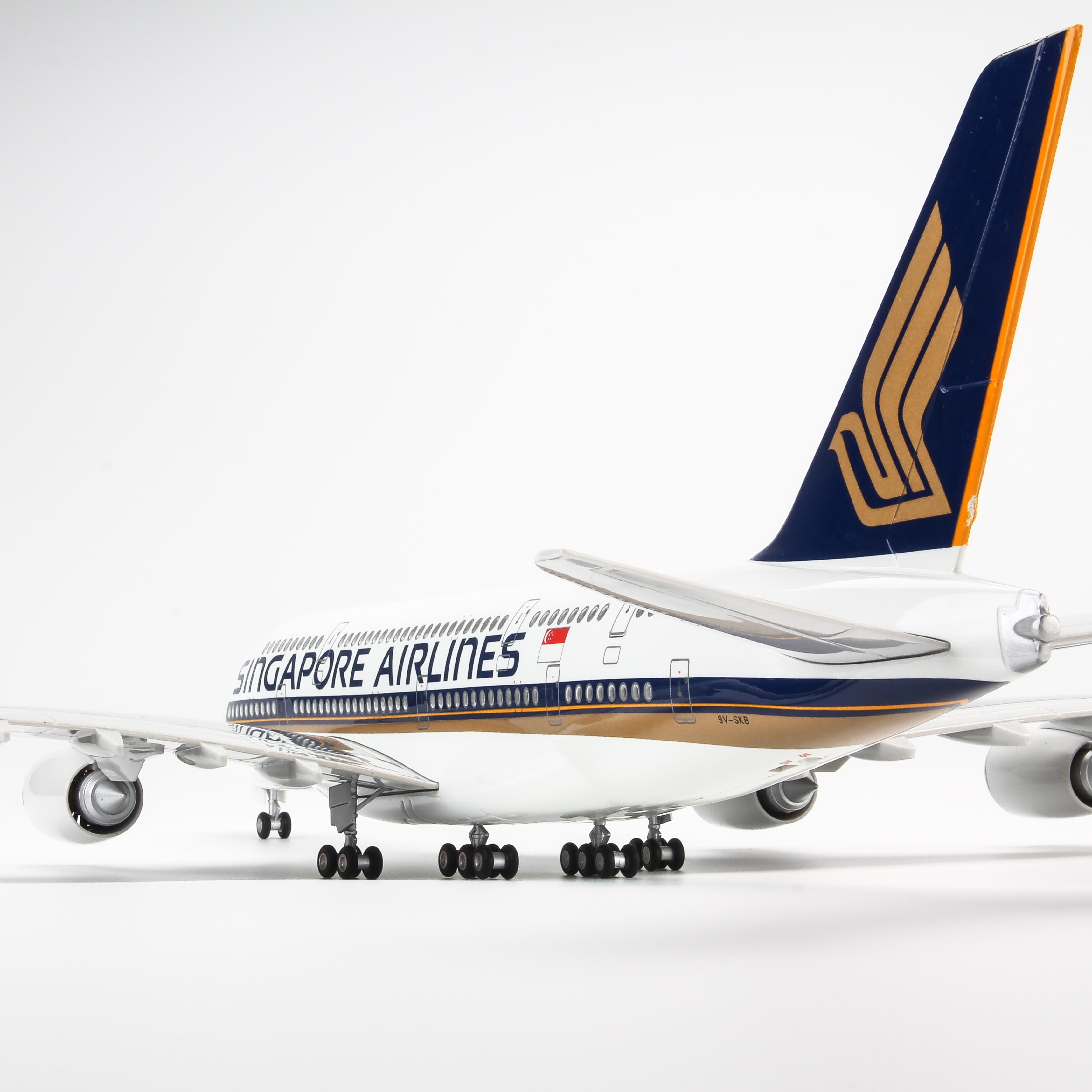 MÔ HÌNH MÁY BAY AIRBUS A380 SINGAPORE AIRLINES 47CM (LED)