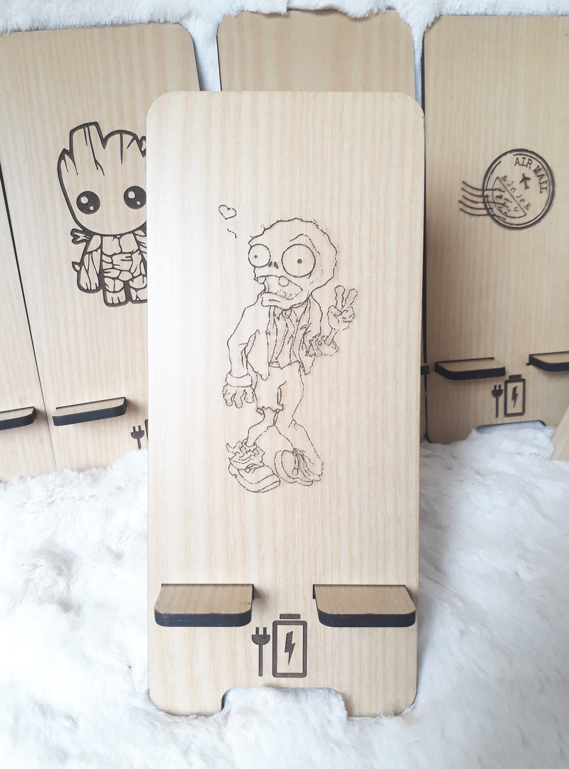 Combo 2 giá đỡ điện thoại siêu xinh được khắc laser sắc nét hình zombies độc đáo nhỏ gọn, lắm rắp dễ dàng có thể mang đi mọi nơi tiện dụng