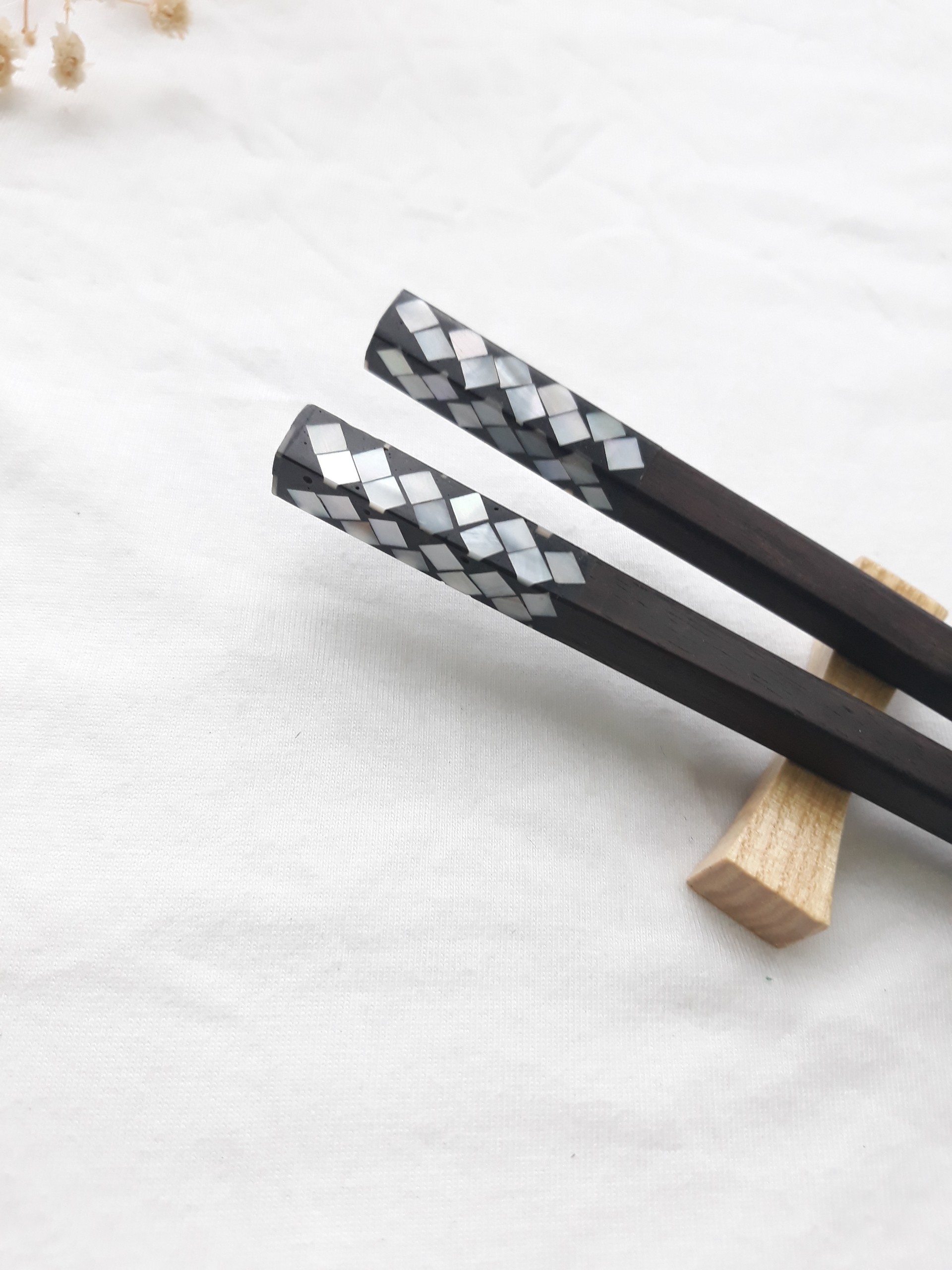 Đũa gỗ Mun Hoa vuông khảm trai 23,5cm-Bộ 5 đôi