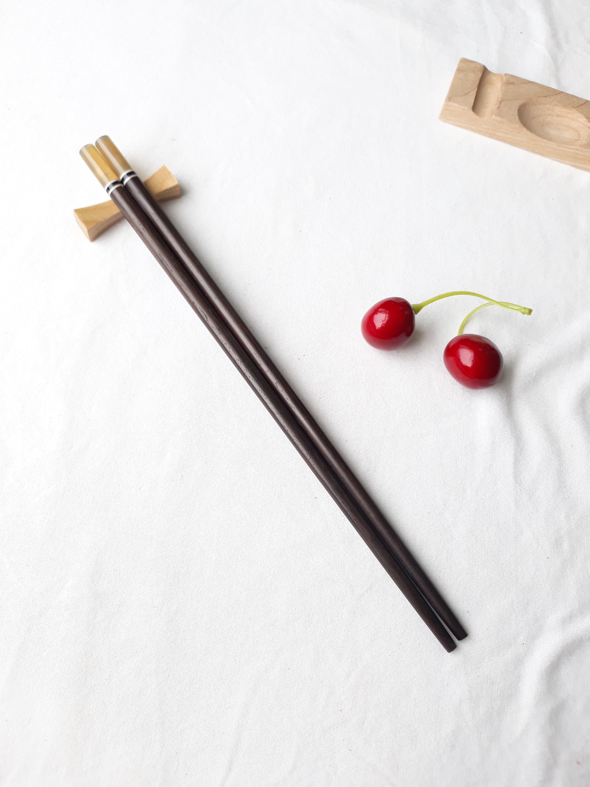 Đũa gỗ Trắc đen tròn gắn sừng-Bộ 5 đôi