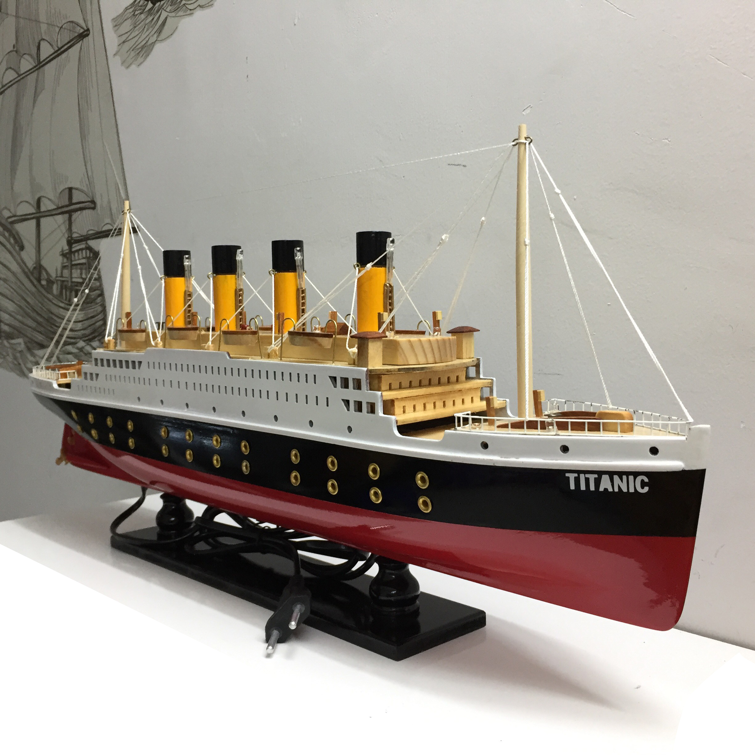 Mô hình du thuyền gỗ RMS Titanic (thân 60cm - đèn led màu)