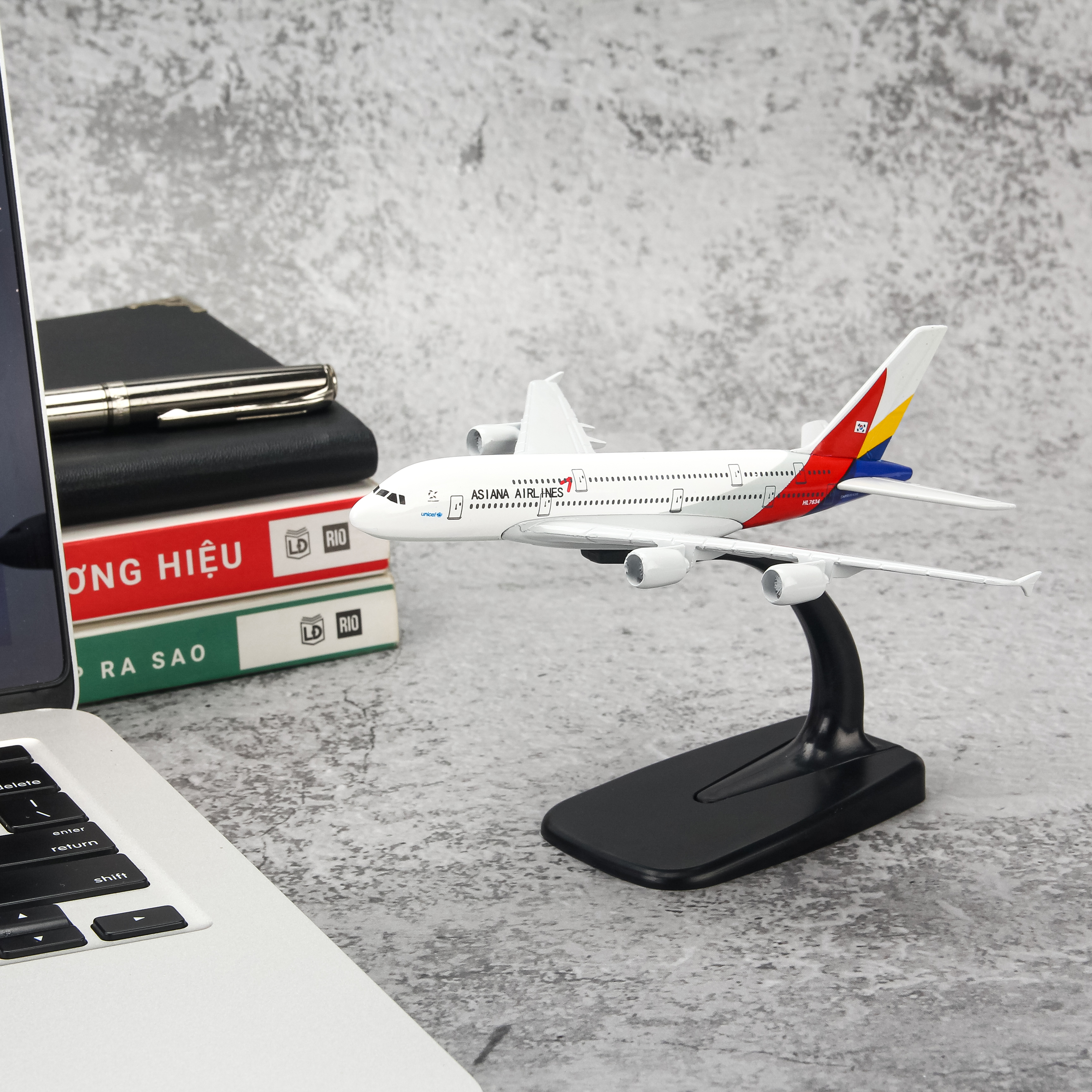 Mô hình máy bay A380 Asiana Airlines (16cm) - Trắng, Đỏ, Vàng, Xanh dương đậm