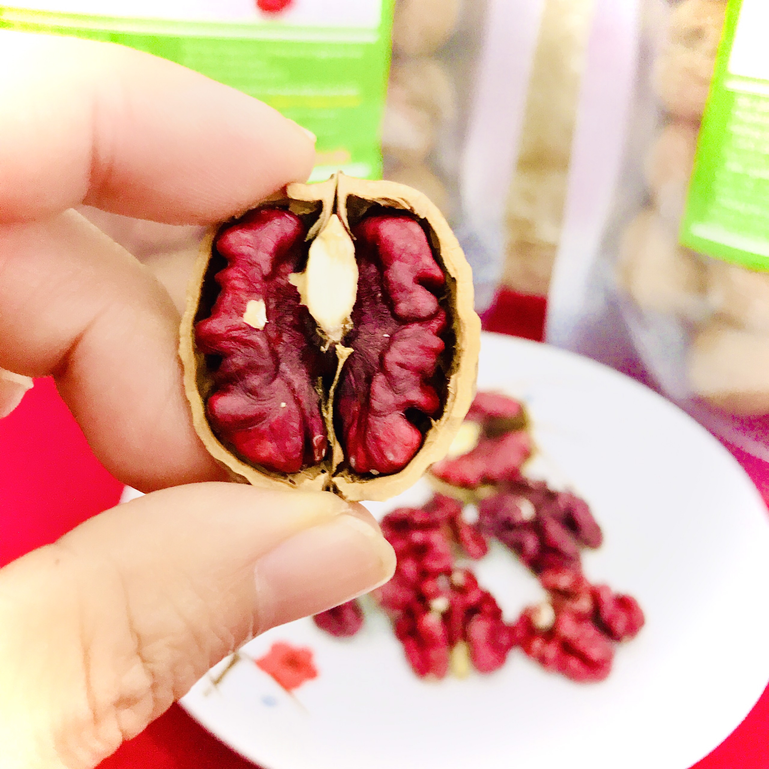 Quả Óc Chó Nhân Đỏ Nhập Khẩu Mỹ - HSaHa - Nguyên Vỏ - Tặng Móc Tách Vỏ
