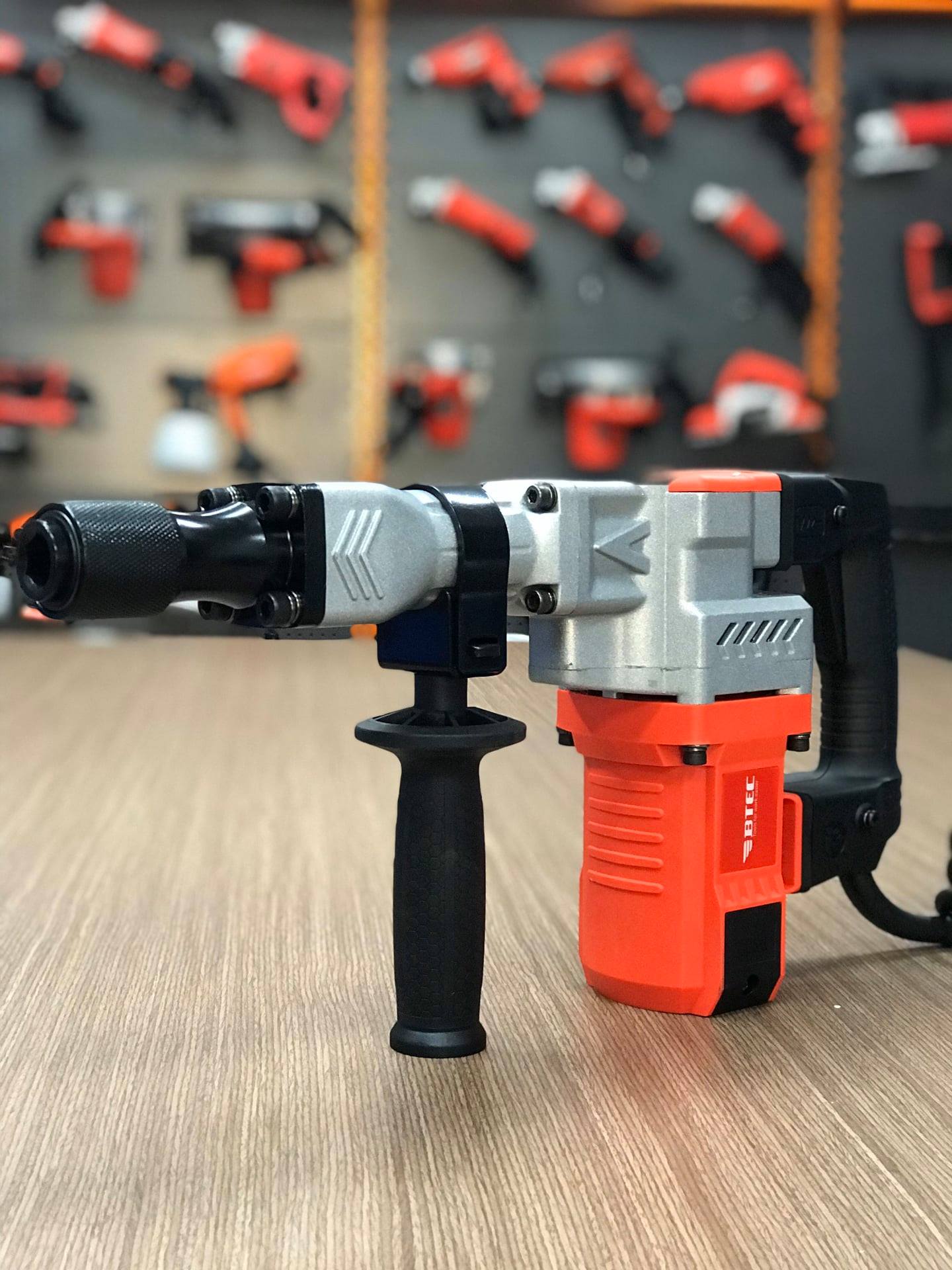 MÁY ĐỤC BÊ TÔNG 17MM BTEC BT8426 - HÀNG CHÍNH HÃNG