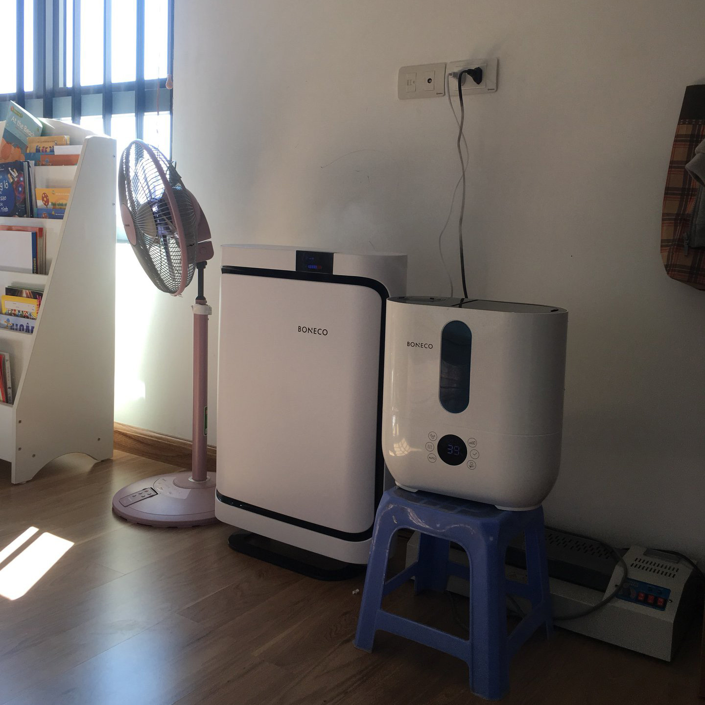 Máy Lọc Không Khí Cao Cấp BONECO P500 Chống Dị Ứng, Khử Mùi, Diệt Khuẩn, Lọc Bụi Báo Ô, Khuếch Tán/ Xông Tinh Dầu Nhiễm, Báo Ô Nhiễm - Hàng Nhập Khẩu