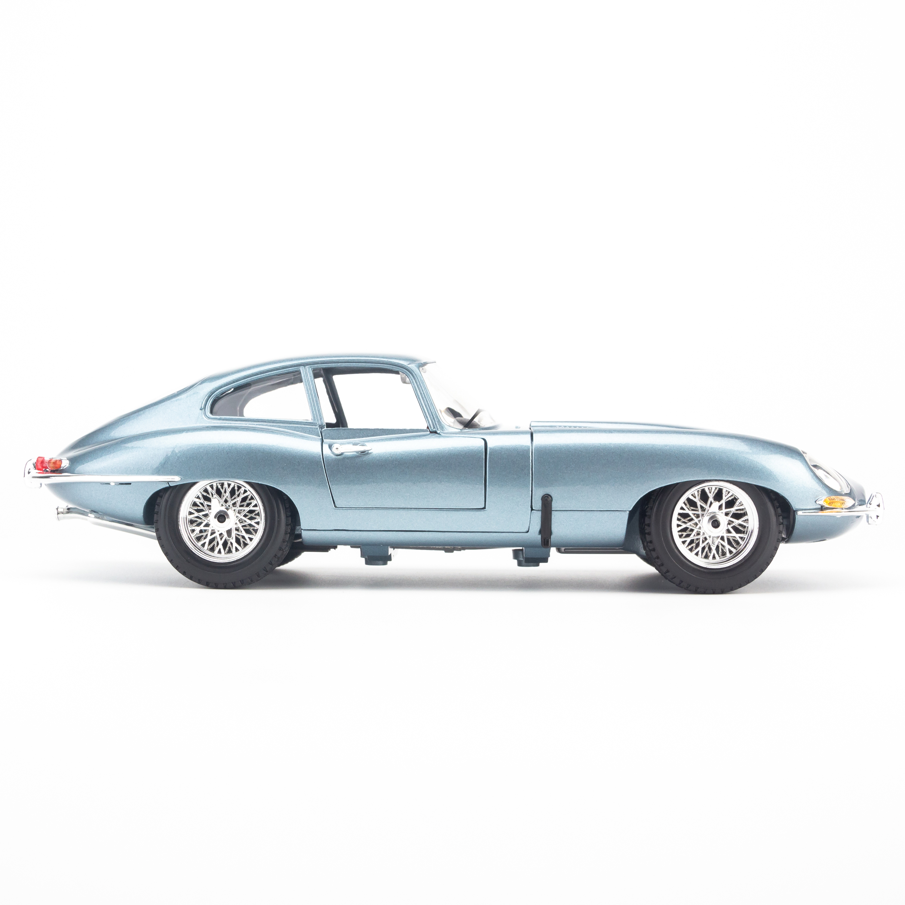 Mô Hình Xe Jaguar E-Type Coupe Silver/Blue 1:18 Bburago - MH-18-12044