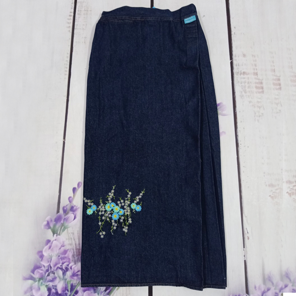 Váy Chống Nắng Loại Tốt Cho Nữ Chất Liệu Jeans Dày Dặn, Mềm Mại & Rất Thoáng Mát Có Thêu Họa Tiết Hoa Thạch Thảo Cùng Dàn Nút Bấm Kim Loại
