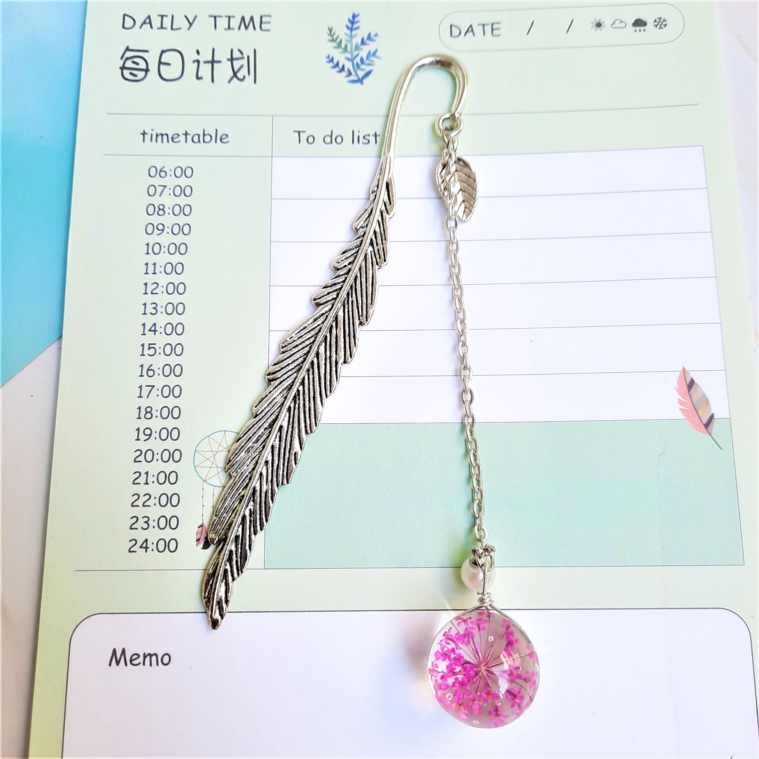 Combo 2 Bookmark Đánh Dấu Sách Lông Vũ Kim Loại Phối Quả Cầu Thủy Tinh Hình Hoa Khô  Màu Hồng Đậm  Và Xanh Dương