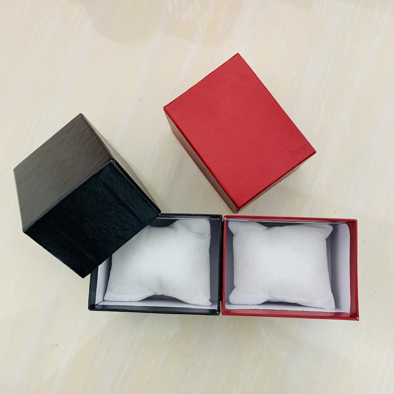 Hộp cứng đựng đồng hồ bằng da,gồm màu đỏ và màu đen,dùng dựng đồng hồ hoặc đồ trang sức cực đẹp
