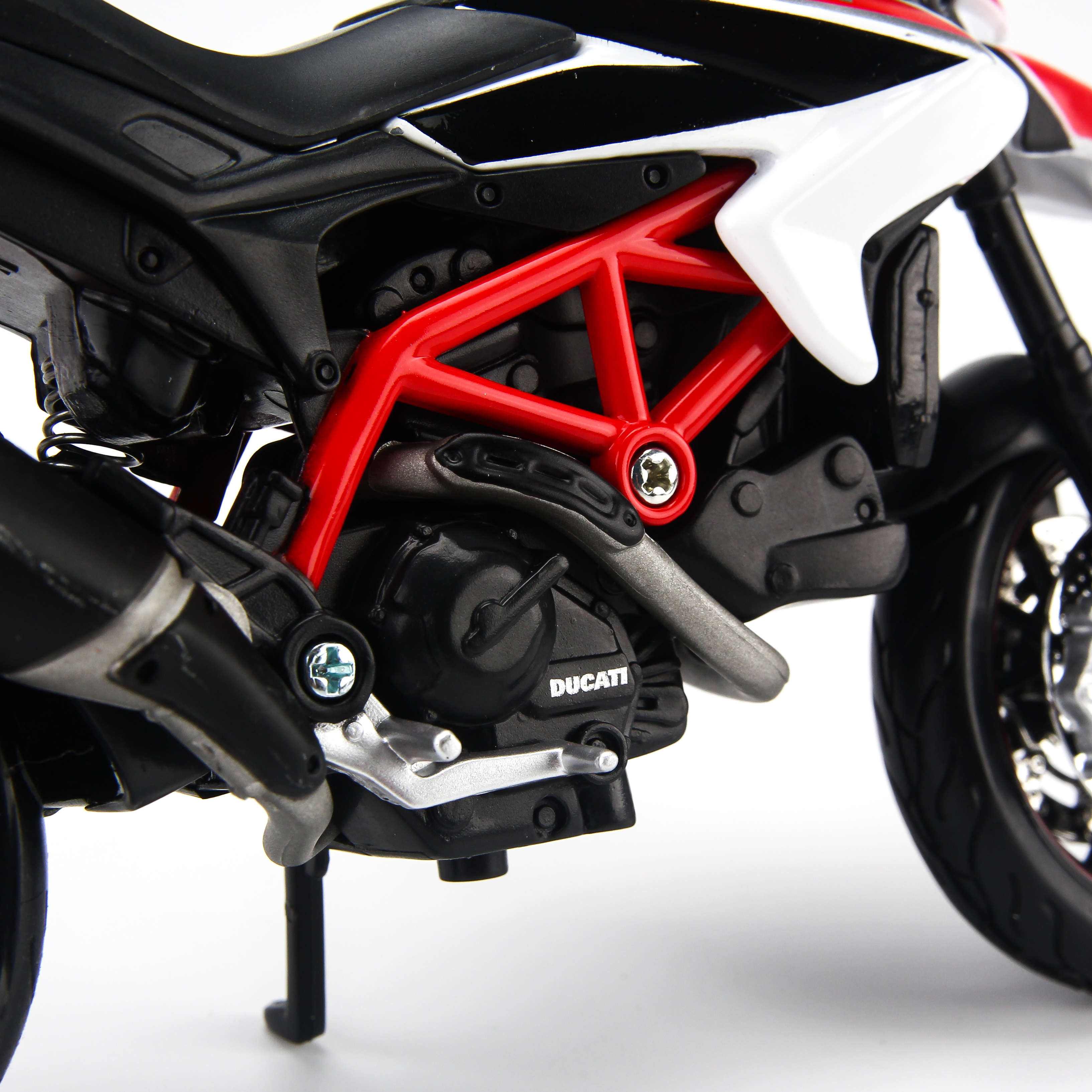 Mô Hình Xe Ducati Hypermotard SP 2013 White 1:12 Maisto MH-31101