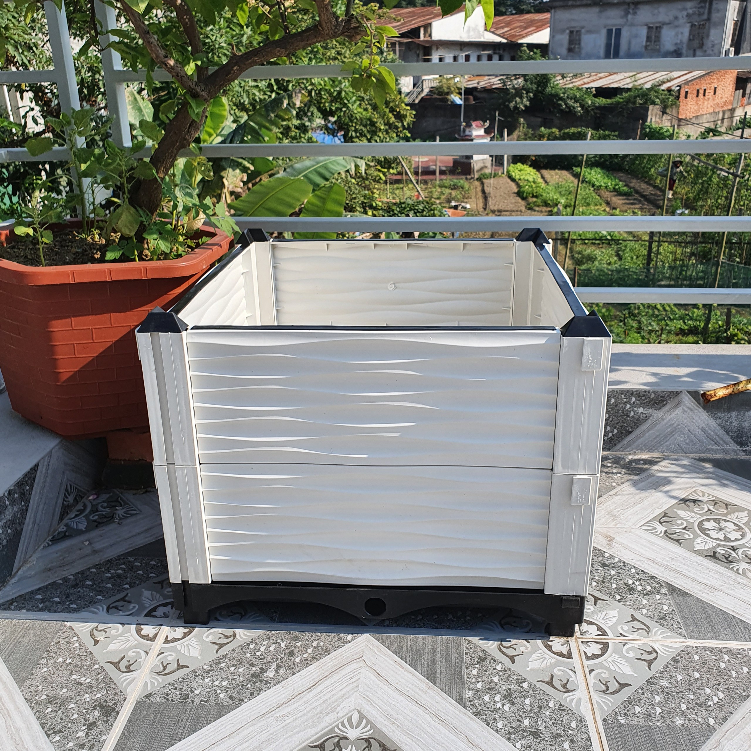 CHẬU GHÉP THÔNG MINH Cm: Bền từ 8-10 năm, phù hợp mọi cây trồng và không gian, Module tùy biến kích thước, an toàn, trọng lượng nhẹ, kết cấu chắc chắn, có khay trữ và thoát nước.