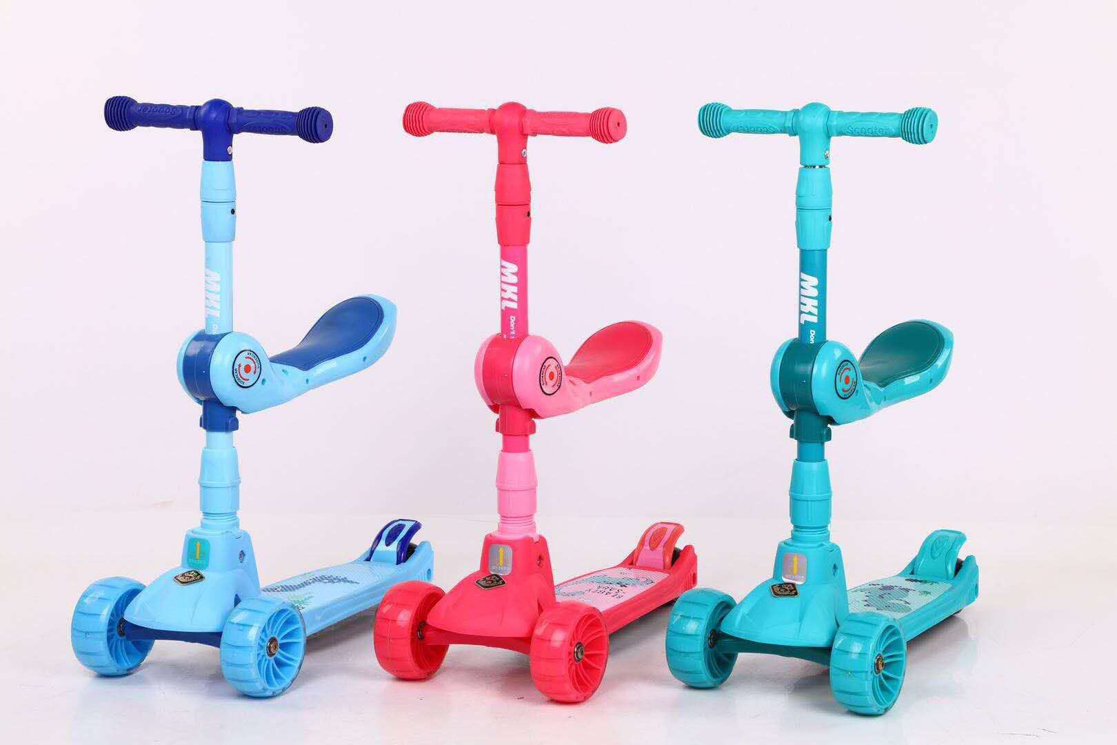 XE TRƯỢT CÓ GHẾ NGỒI 818 CÓ ĐÈN , CÓ NHẠC CHO BÉ