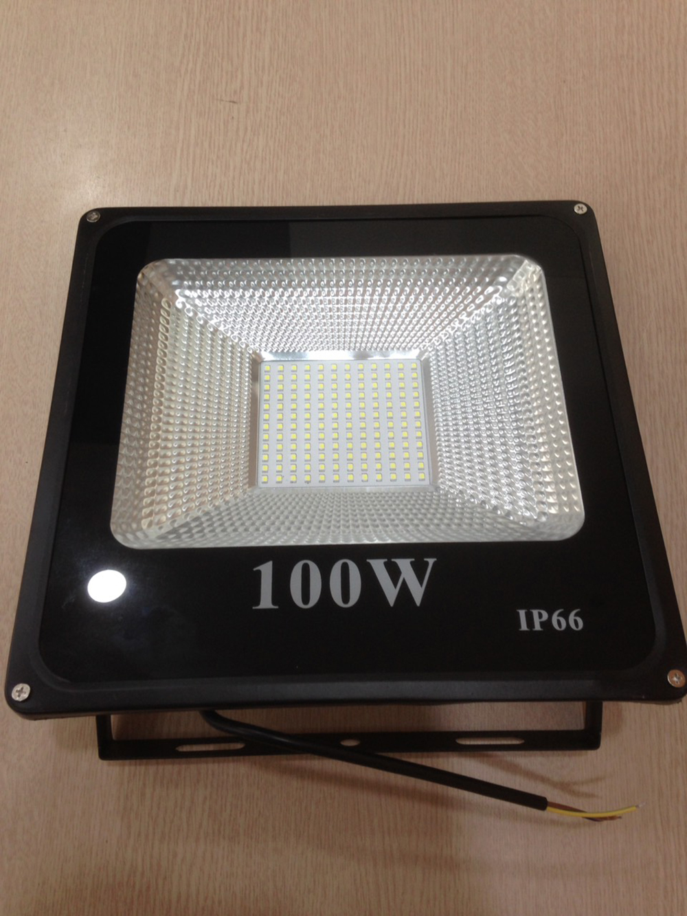 Đèn Pha Ngoài Trời Tuan Nguyen Công Suất 100W (0.5) Ánh Sáng Trắng 6000k Chip SMD Chất Lượng Cao Chống Nước Tiêu Chuẩn IP66 Không Tỏa Nhiệt Tiết Kiệm Điện Phù Hợp Lắp Đặt Cả Trong Nhà Ngoài Trời Biển Quảng Cáo Sân Bóng Đá Sân Vườn Xưởng Nhà Máy