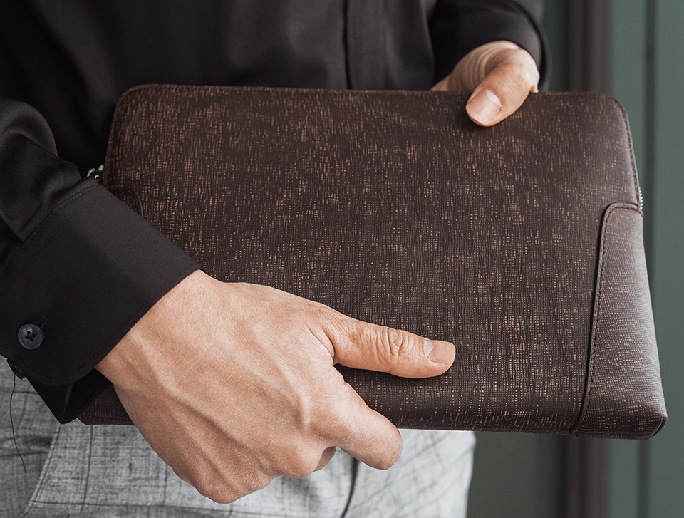 Clutch Cầm Tay Khóa Số Da Bò Xước CK11
