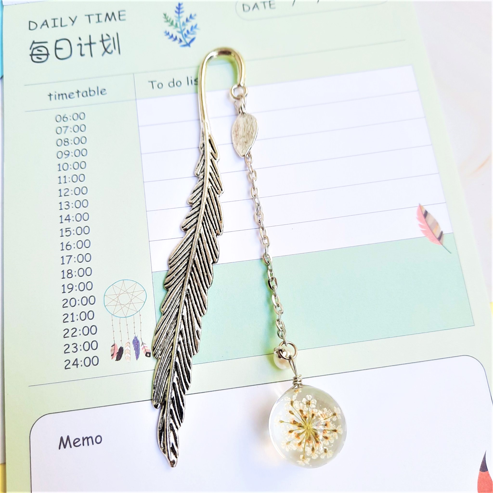 Combo 2 Bookmark Đánh Dấu Sách Lông Vũ Kim Loại Phối Quả Cầu Thủy Tinh Hình Hoa Khô  Màu Hồng Và Trắng