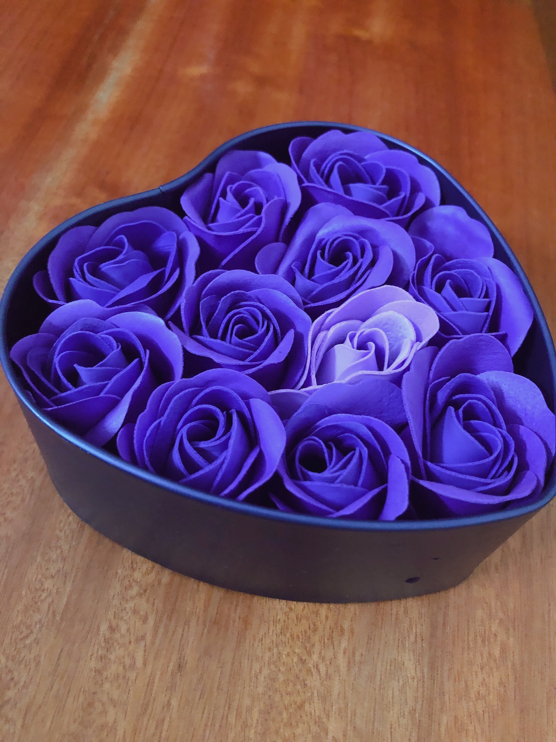 Hoa hồng trái tim hộp thiếc đựng 11 bông thích hợp tặng quà cho người yêu, bạn gái nhân các ngày lễ - Giao màu ngẫu nhiên