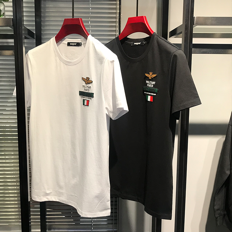 Áo thun Nam họa tiết logo trước ngực và sau áo nổi bật chất liệu vải cotton cao cấp co giãn nhẹ mặc thoải mái dễ phối đồ phù hợp với xu hướng thời trang