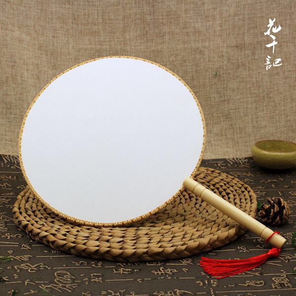Quạt tròn lụa mỏng phá vân phiến trong phong cách cổ trang Trung Quốc