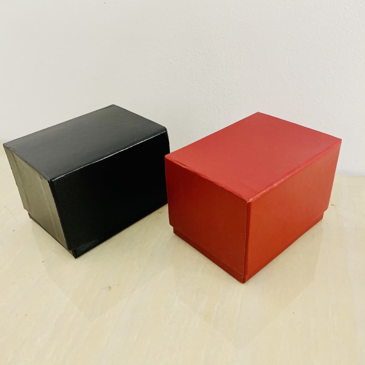 hộp cứng đựng đồng hồ bằng da,gồm màu đỏ và màu đen,dùng dựng đồng hồ hoặc đồ trang sức cực đẹp