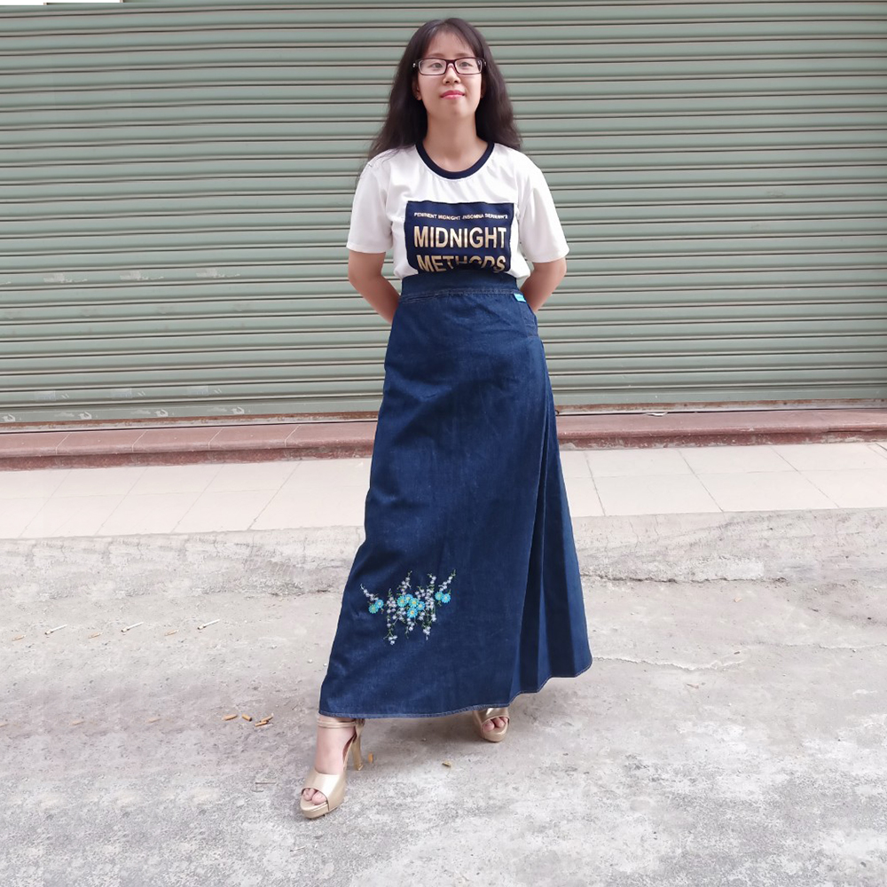 Váy Chống Nắng Loại Tốt Cho Nữ Chất Liệu Jeans Dày Dặn, Mềm Mại & Rất Thoáng Mát Có Thêu Họa Tiết Hoa Thạch Thảo Cùng Dàn Nút Bấm Kim Loại