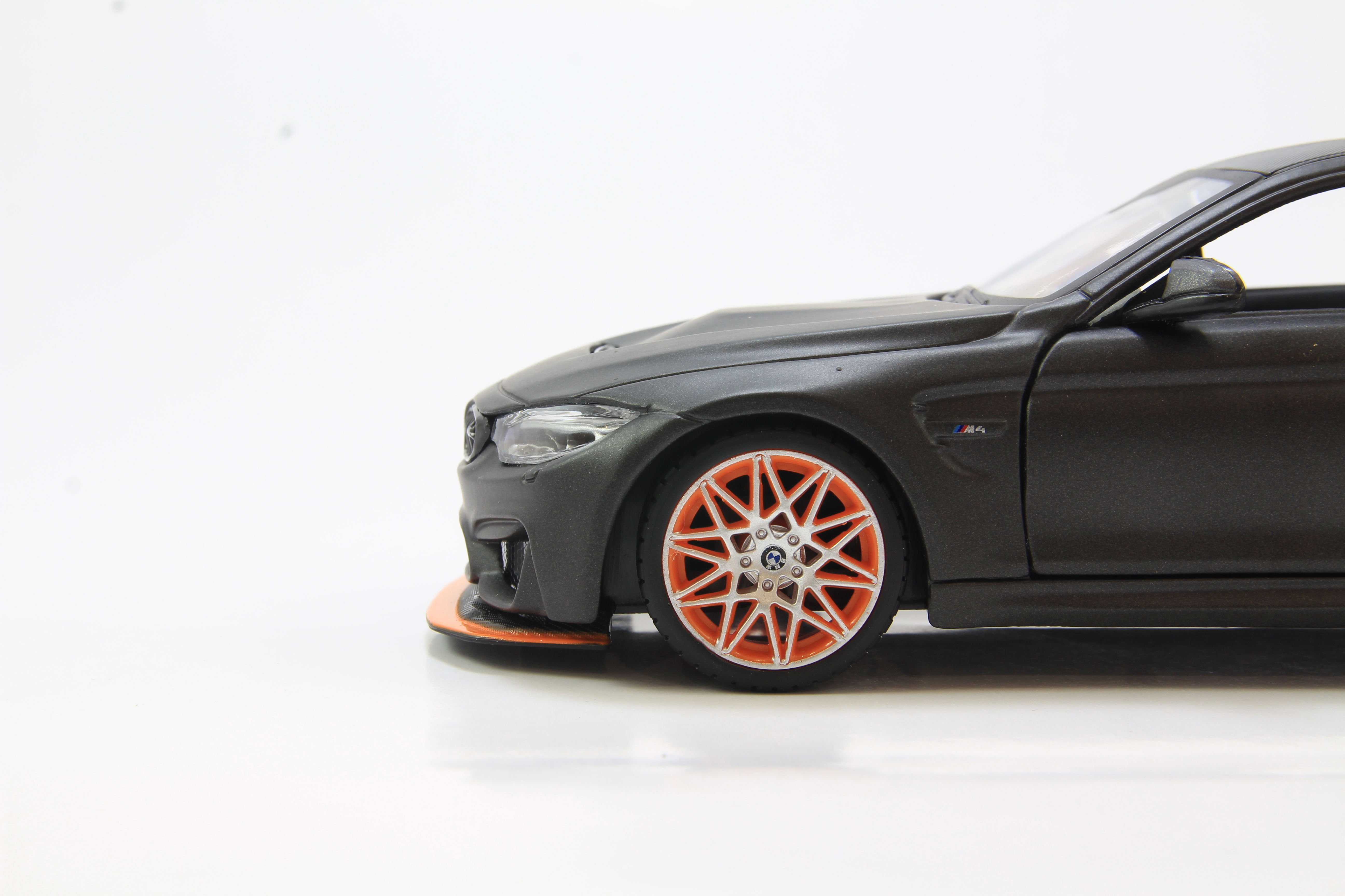 Mô Hình Xe Bmw M4 GTS Flat Grey 1:24 Maisto MH-31246