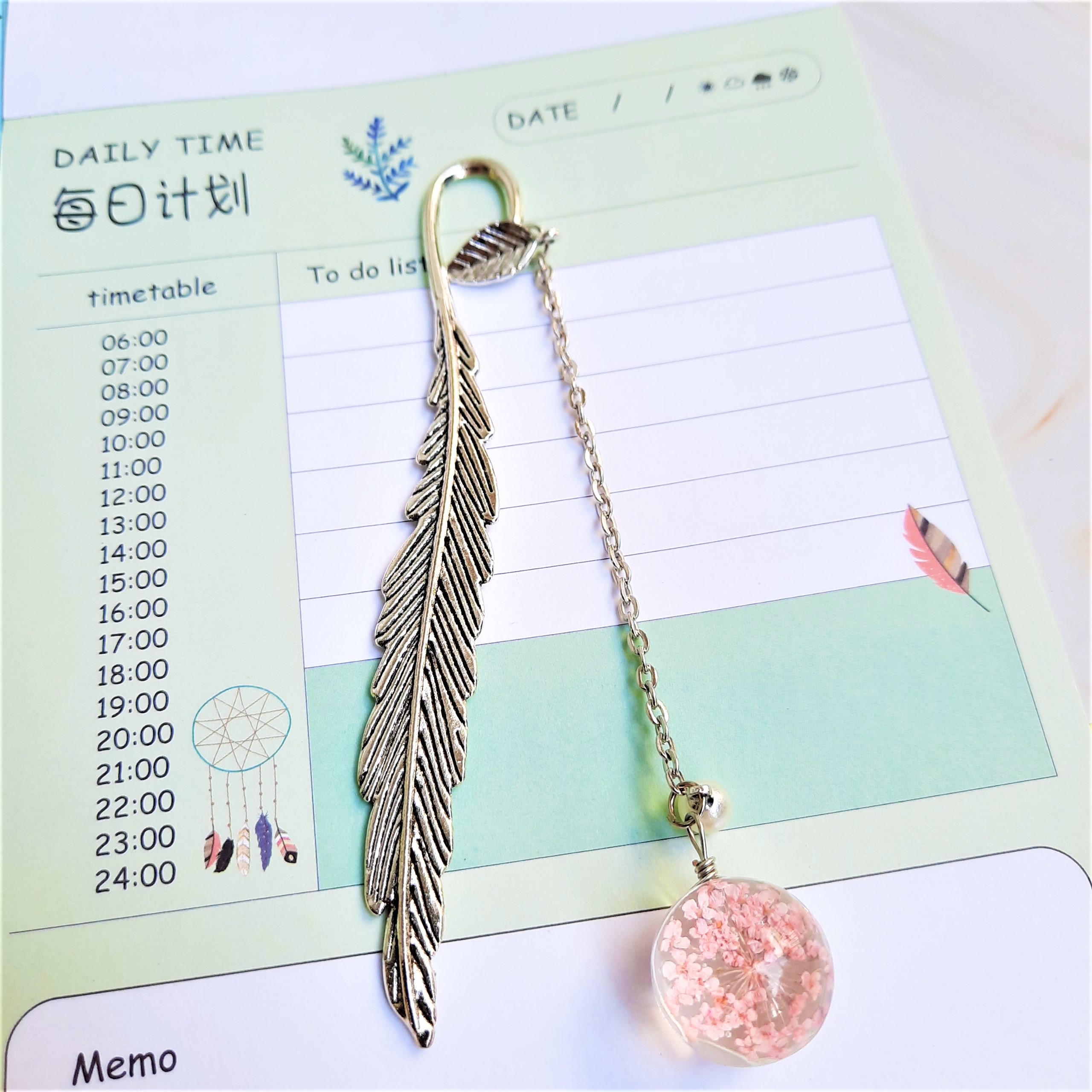 Combo 2 Bookmark Đánh Dấu Sách Lông Vũ Kim Loại Phối Quả Cầu Thủy Tinh Hình Hoa Khô  Màu Hồng Và Trắng