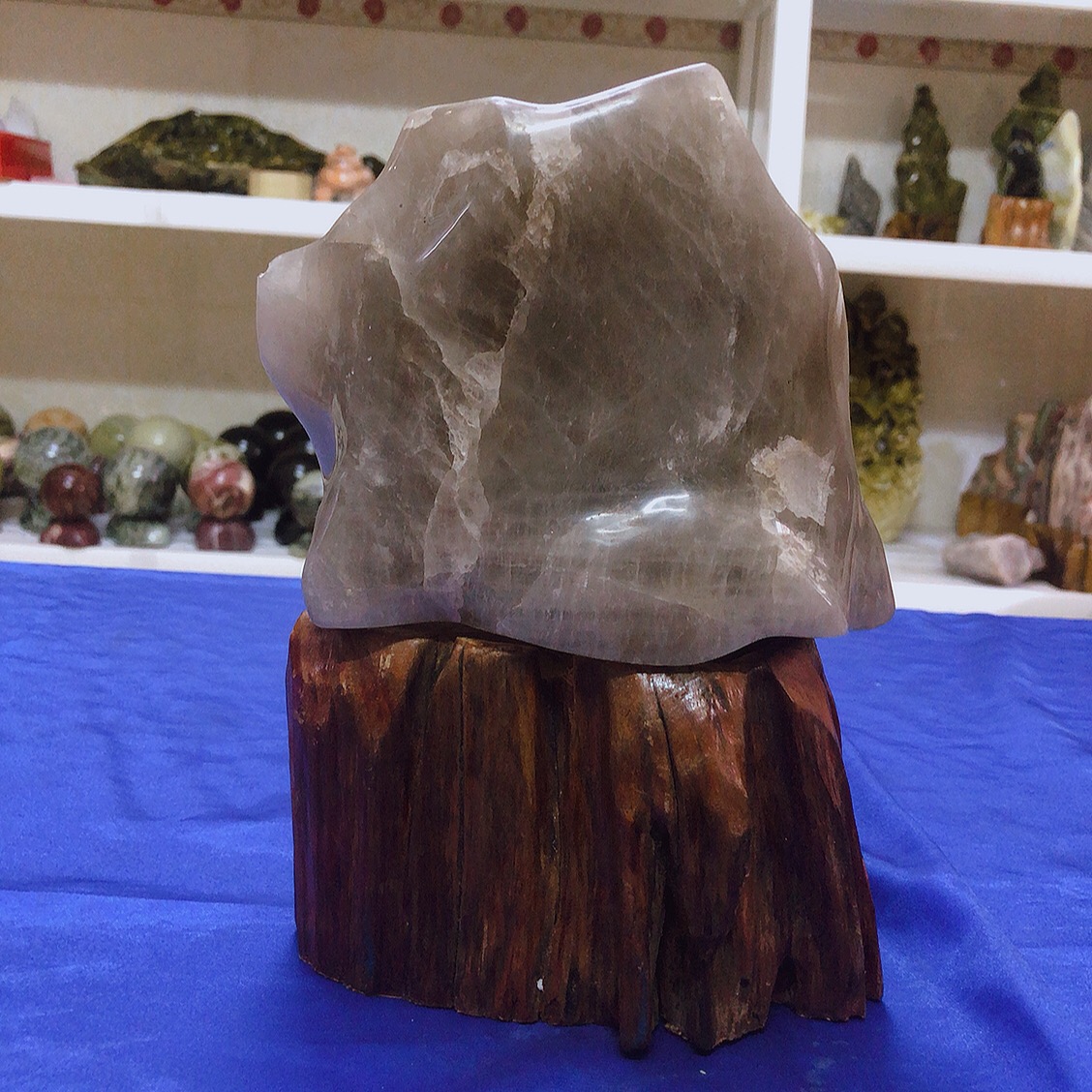 Cây đá thạch anh trắng nặng 4.3 kg trong suốt cho người mệnh Thủy và Kim