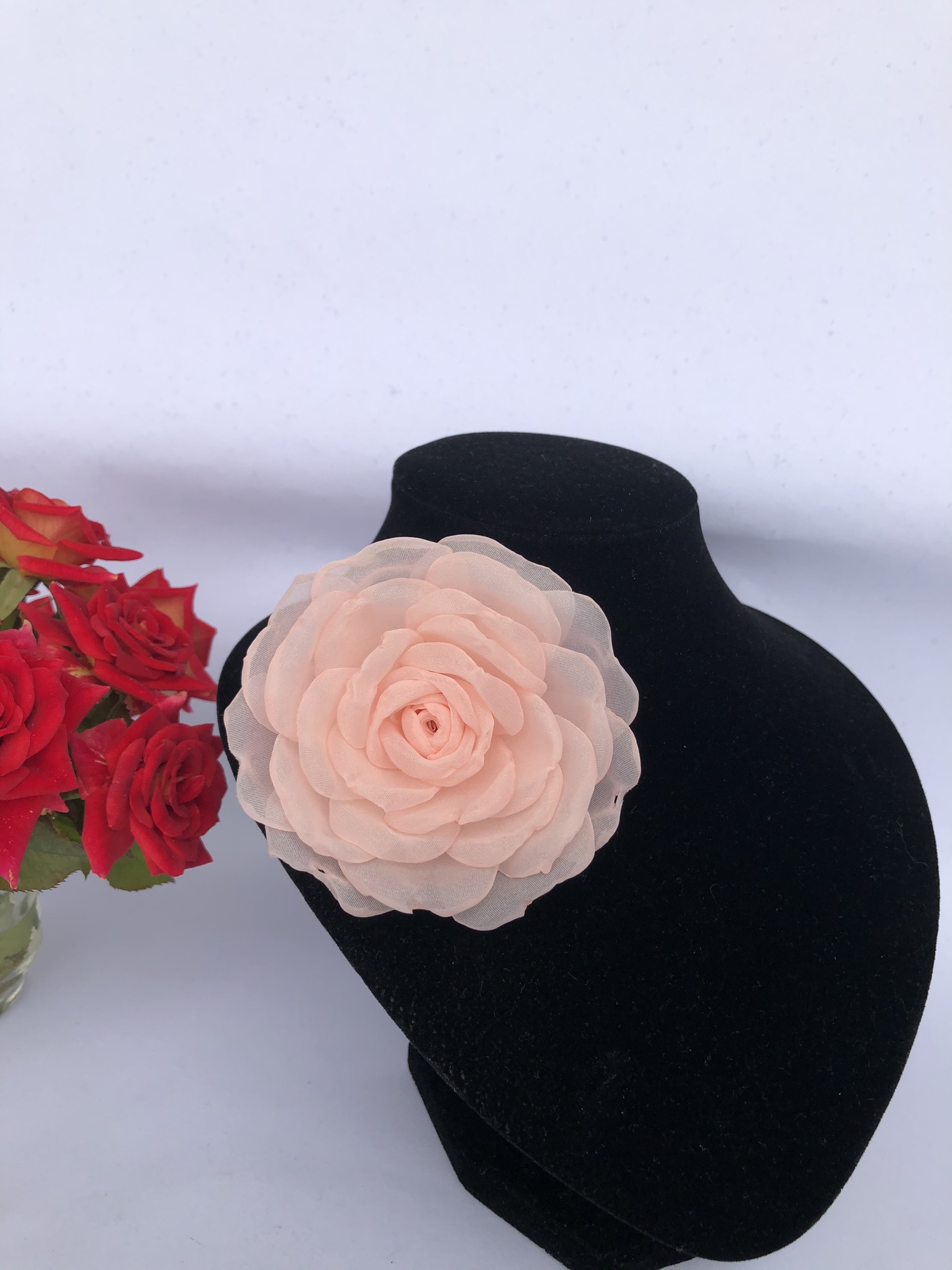 Hoa cài áo handmade vải voan Hồng Vân Khôi màu hồng nude