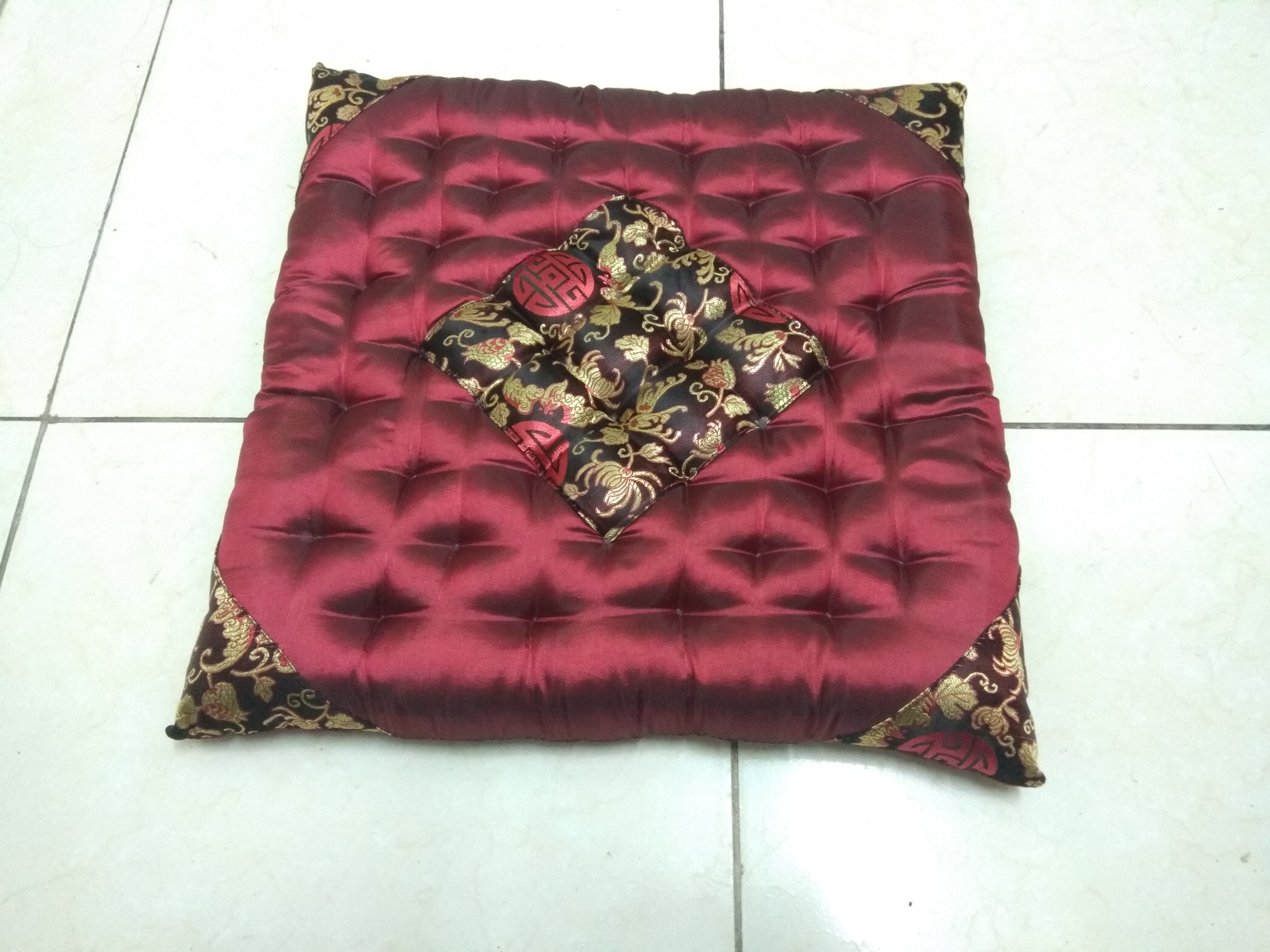 Đệm ngồi, ruột bông ép đã xử lý nhiệt, mặt lụa thêu hoa văn, kích thước: 40cm x40cm x 5cm