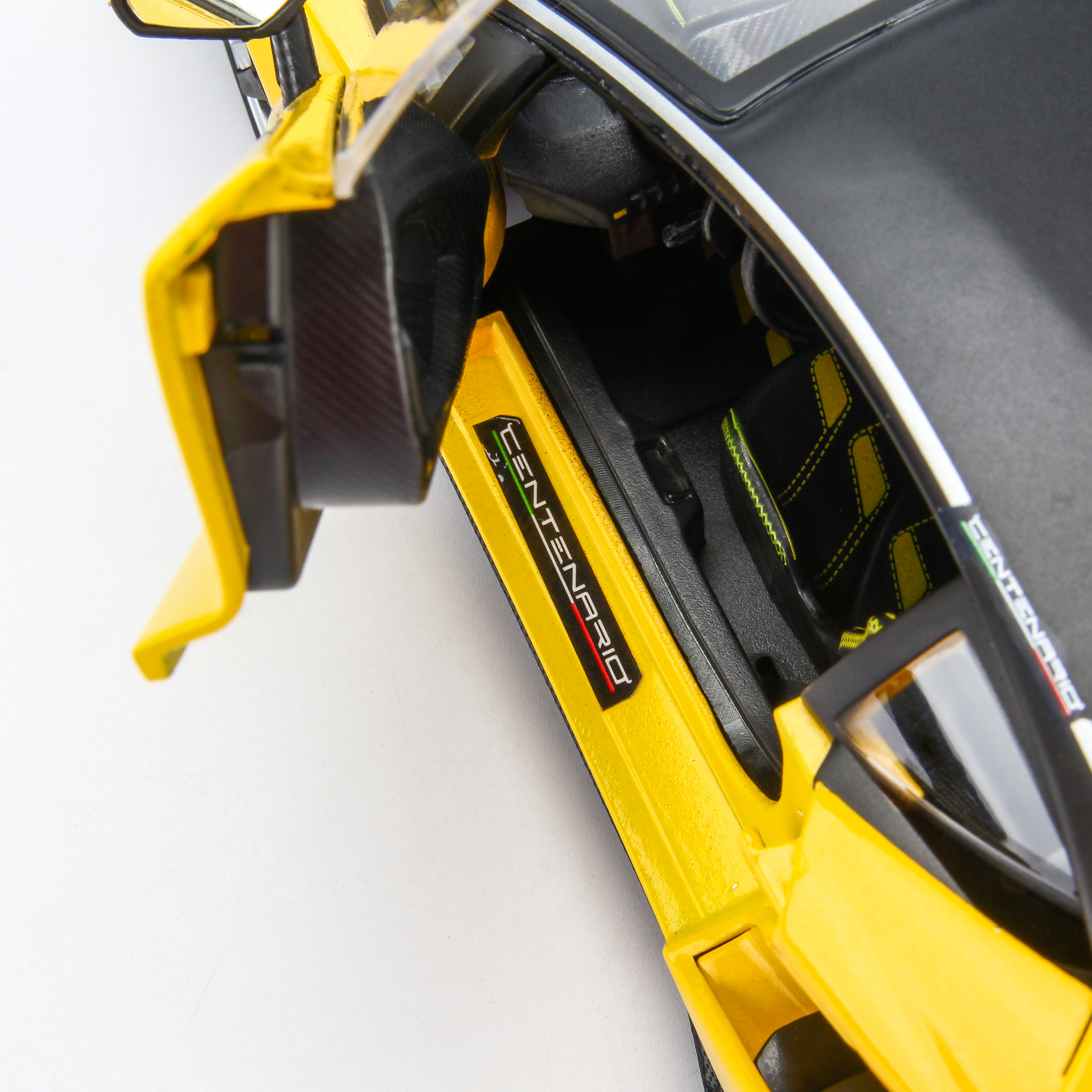 Mô Hình Xe Lamborghini Centenario Yellow 1:18 Exclusive Maisto MH-38136
