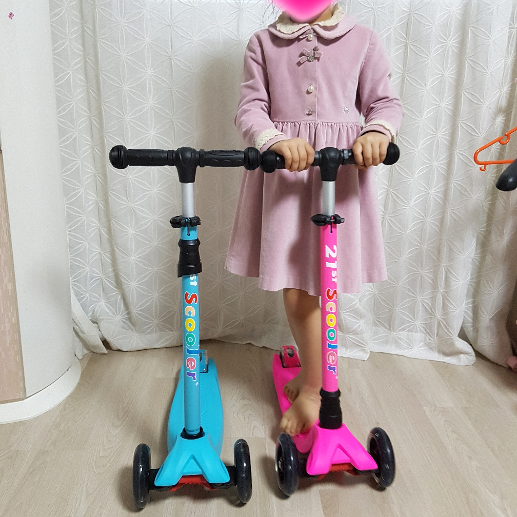 Xe trượt scooter 3 bánh trẻ em cao cấp 21st scooter CANDY chính hãng, bánh kép có đèn LED vĩnh cửu, chất liệu Aluminum + GFK xịn, tiêu chuẩn Thụy Sĩ, nhiều màu sắc cho bé trai và bé gái từ 2-3-4-12 tuổi