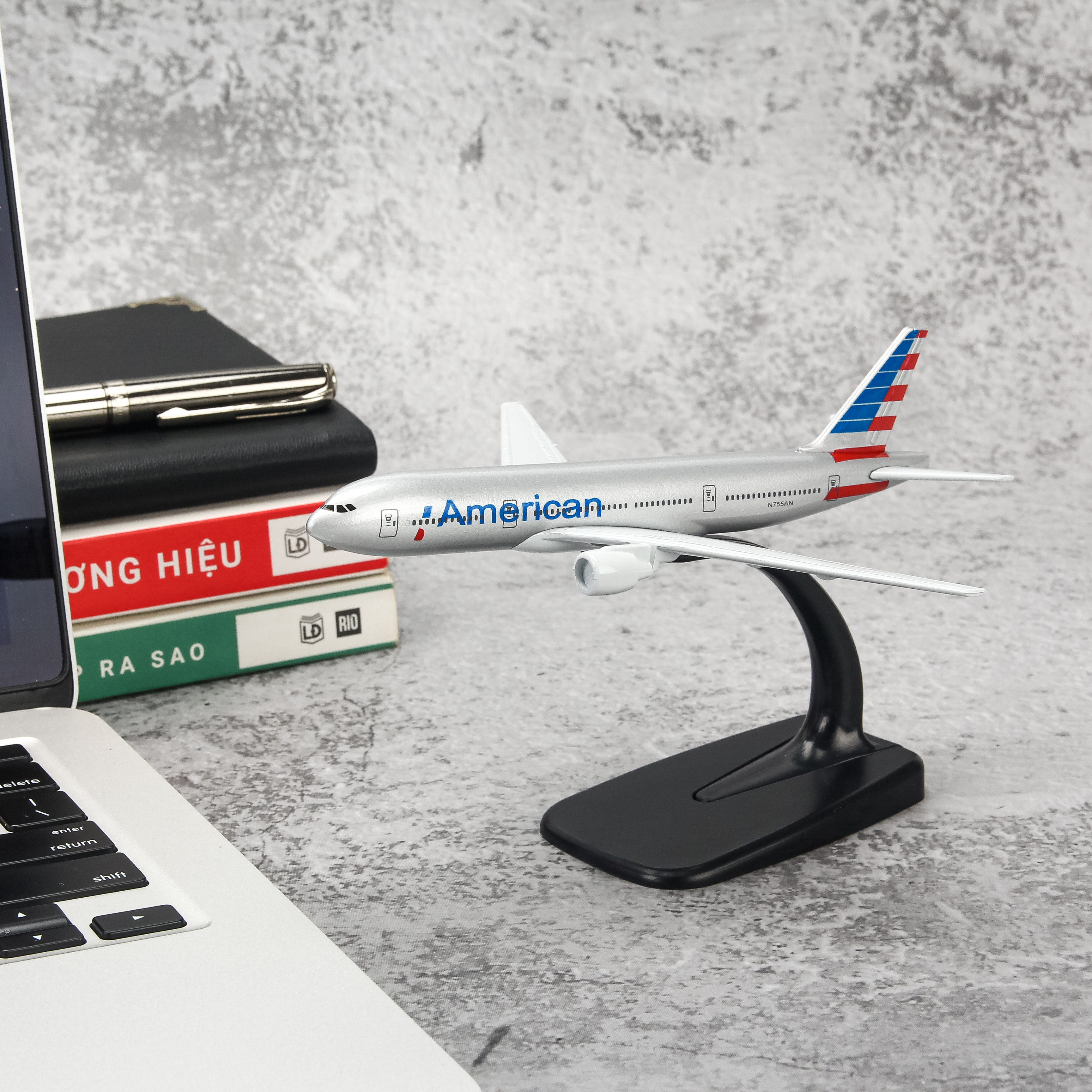 Mô hình máy bay American Airlines (16cm) - Bạc, Xanh dương đậm, Đỏ