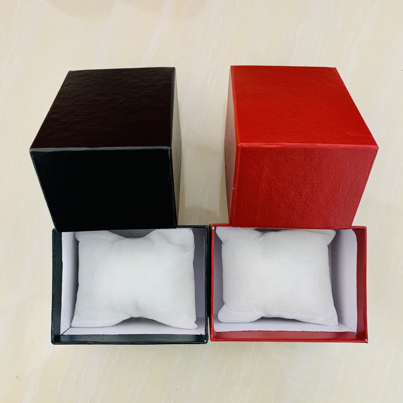 hộp cứng đựng đồng hồ bằng da,gồm màu đỏ và màu đen,dùng dựng đồng hồ hoặc đồ trang sức cực đẹp