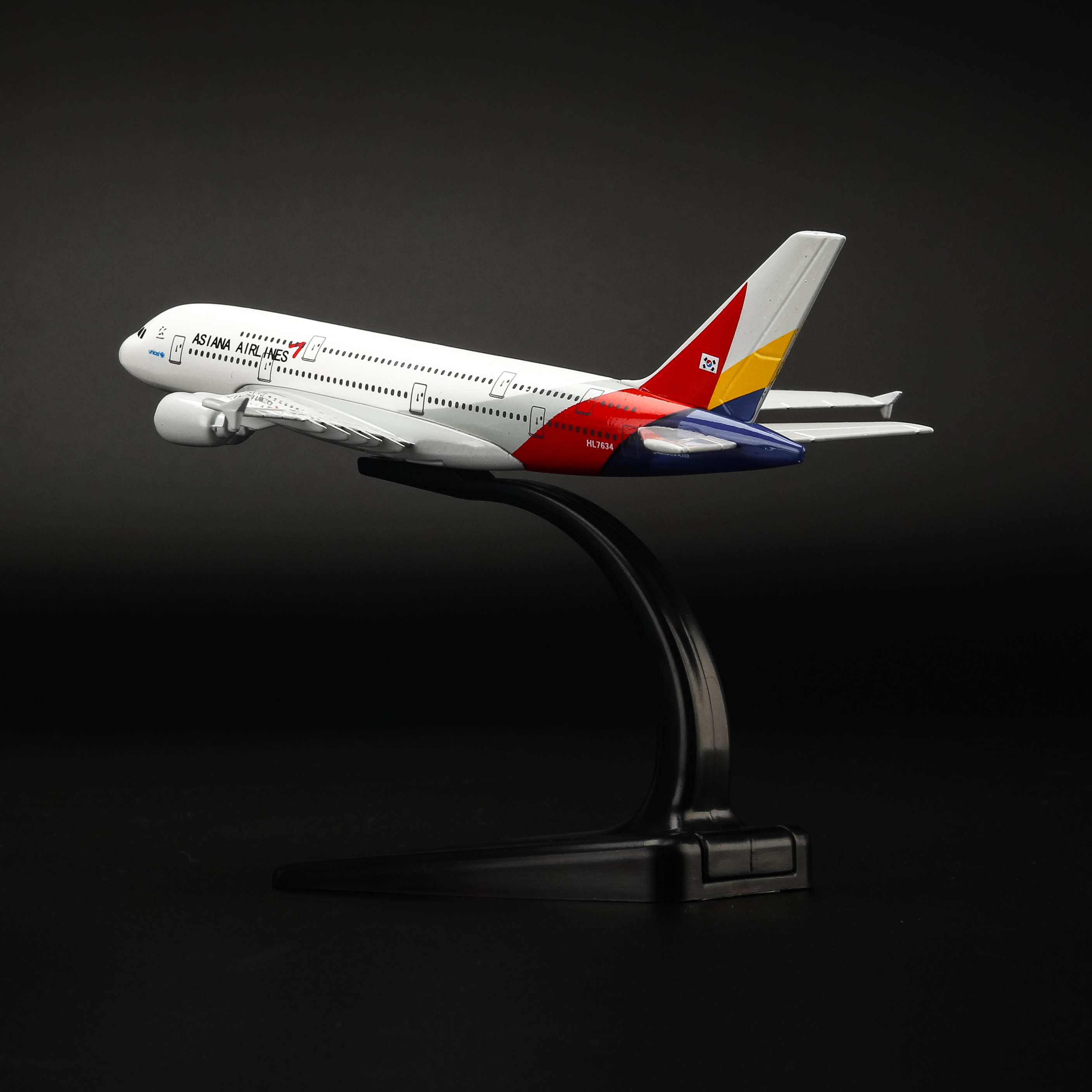 Mô hình máy bay A380 Asiana Airlines (16cm) - Trắng, Đỏ, Vàng, Xanh dương đậm