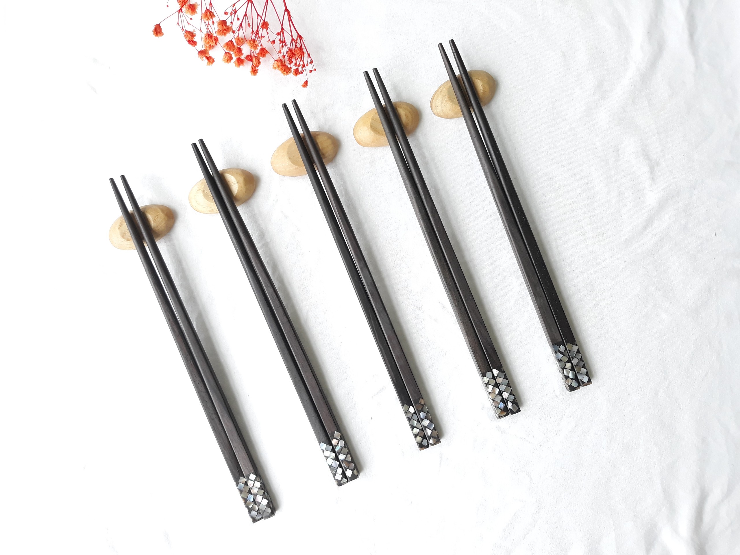 Đũa gỗ Mun Hoa vuông khảm trai 23,5cm-Bộ 5 đôi