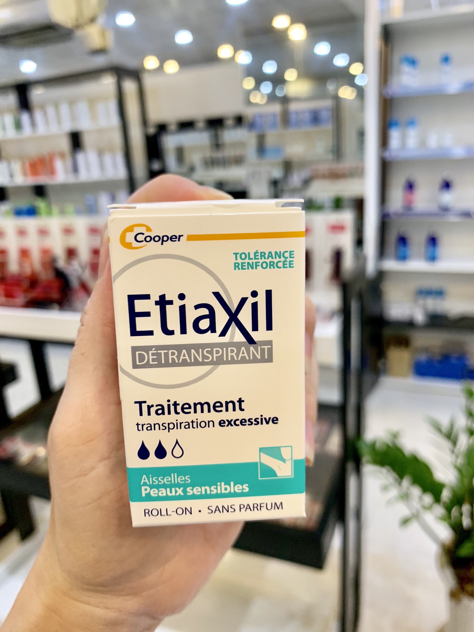 Lăn Khử Mùi Etiaxil 15ml Dành Cho Da Hỗn Hợp, Da Nhạy Cảm + Tặng Kèm 1 Móc Khóa Hình Tour Eiffel Viền Đỏ