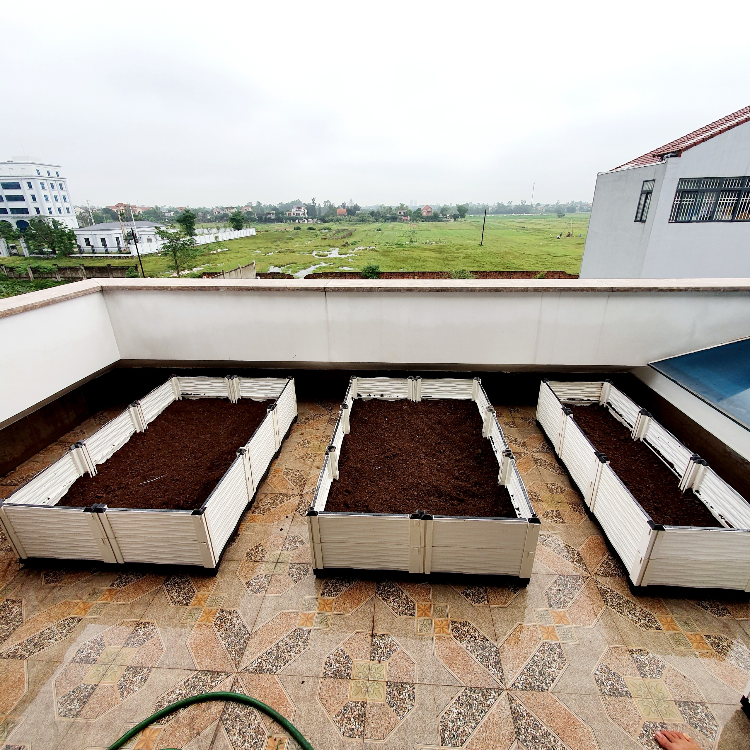 CHẬU GHÉP THÔNG MINH Cm: Bền từ 8-10 năm, phù hợp mọi cây trồng và không gian, Module tùy biến kích thước, an toàn, trọng lượng nhẹ, kết cấu chắc chắn, có khay trữ và thoát nước.