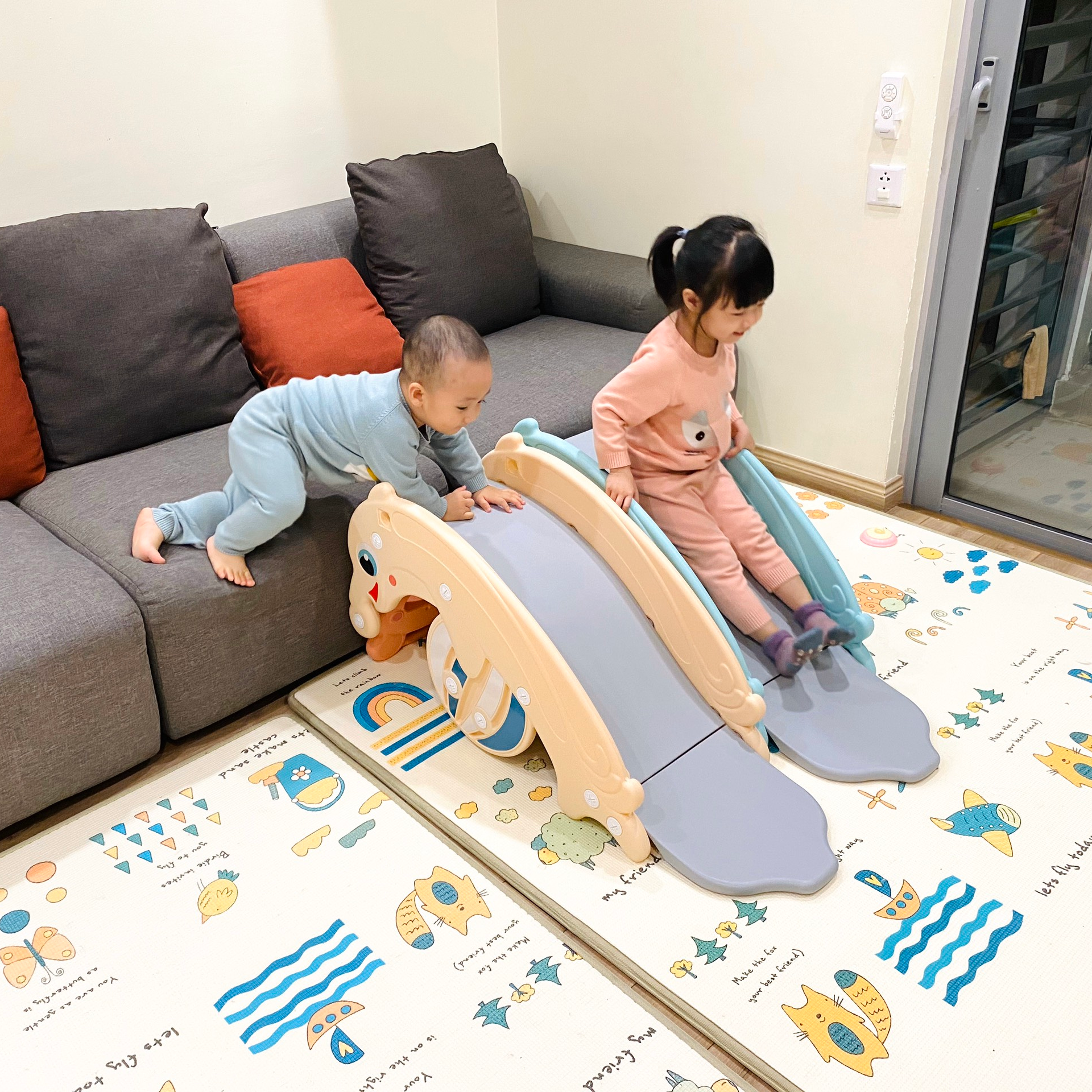Cầu trượt bập bênh  hình cá heo Holla 2020 thiết kế 3in1Ếch bập bênh- Cầu trượt cá heo- Cột bóng rổ cho bé thỏa sức vận động chỉ trong 1 sản phẩm