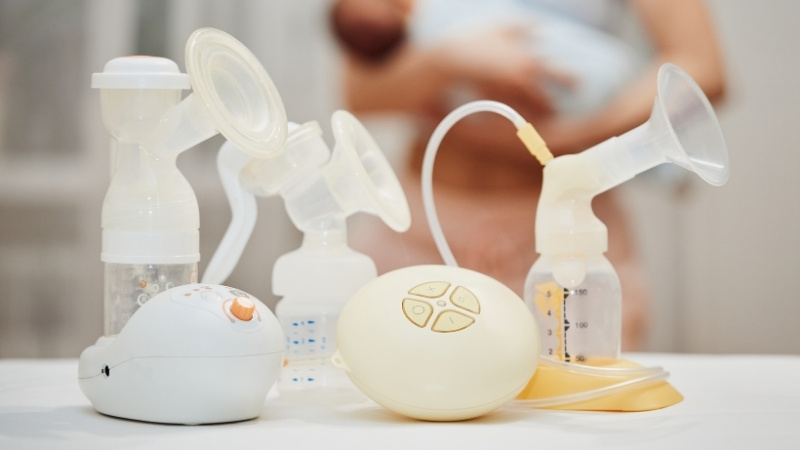 Chọn máy hút sữa theo nhu cầu như có dây mạnh mẽ cho kích sữa, không dây linh hoạt cho mẹ bận rộn