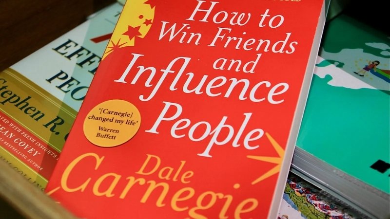 How to Win Friends and Influence People của Dale Carnegie